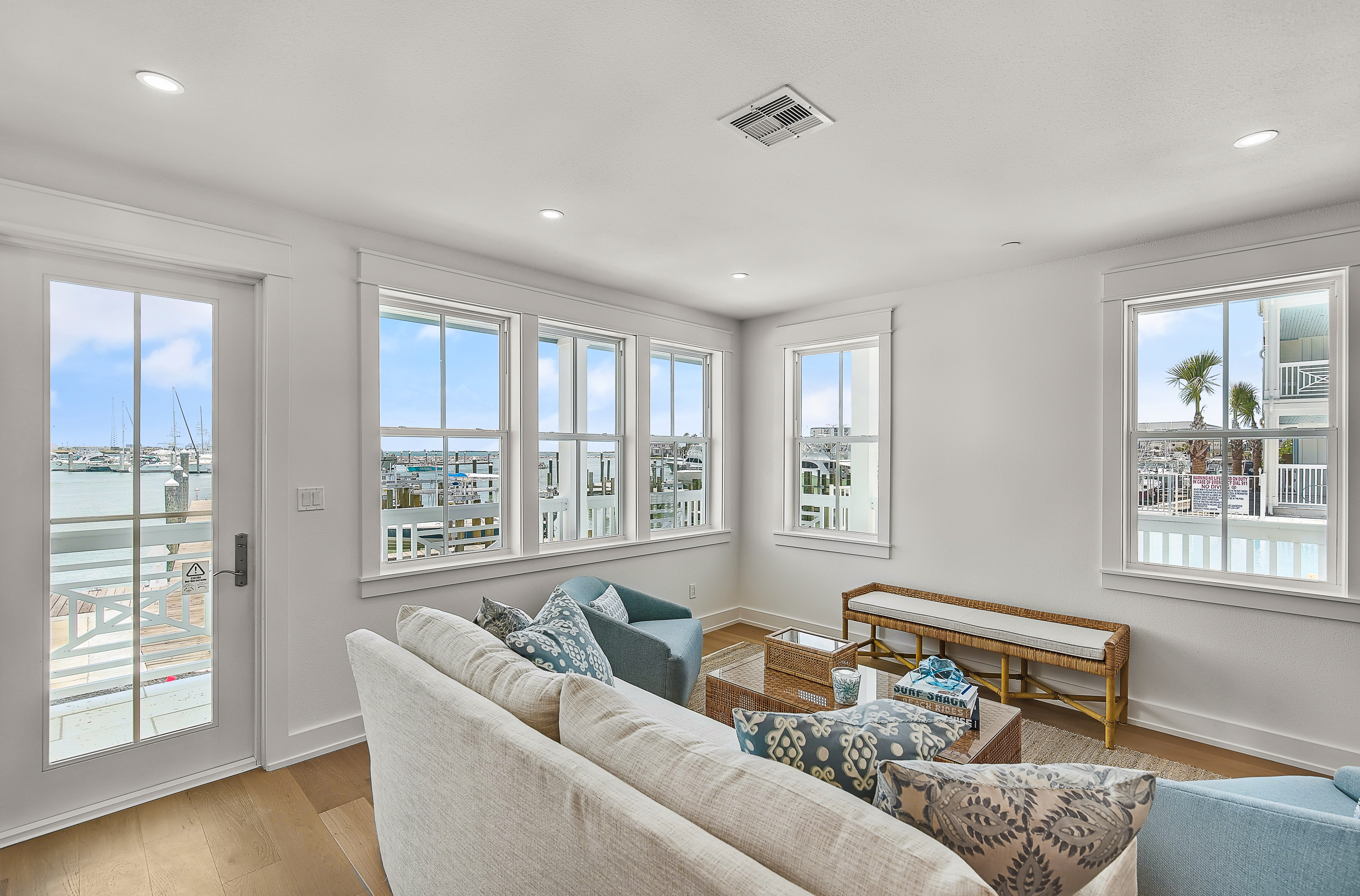  Coastal Elegance Meets Waterfront Living - 物件實景