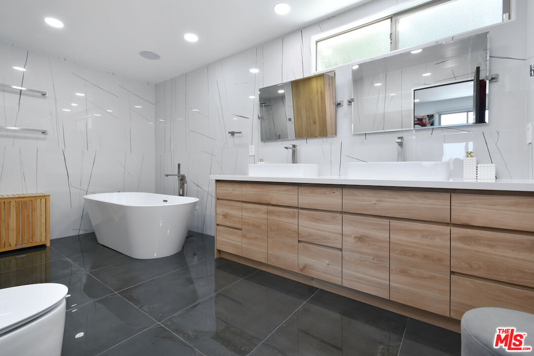 Sherman Oaks, California, 91403, United States, 4 Bedrooms Bedrooms, ,4 BathroomsBathrooms,Residential,For Sale,1794454