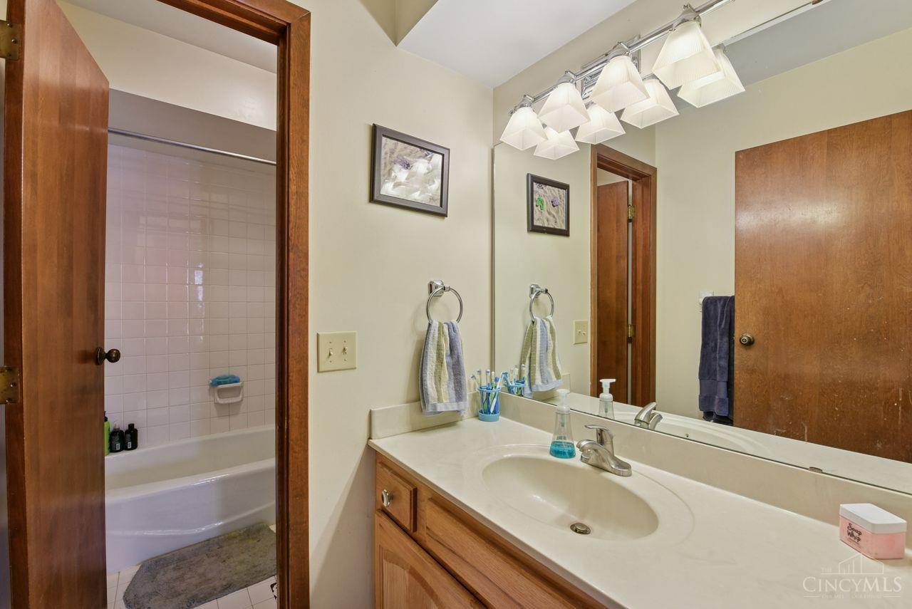 Anderson Twp, Ohio, 45255, United States, 4 Bedrooms Bedrooms, ,3 BathroomsBathrooms,Residential,For Sale,2001955