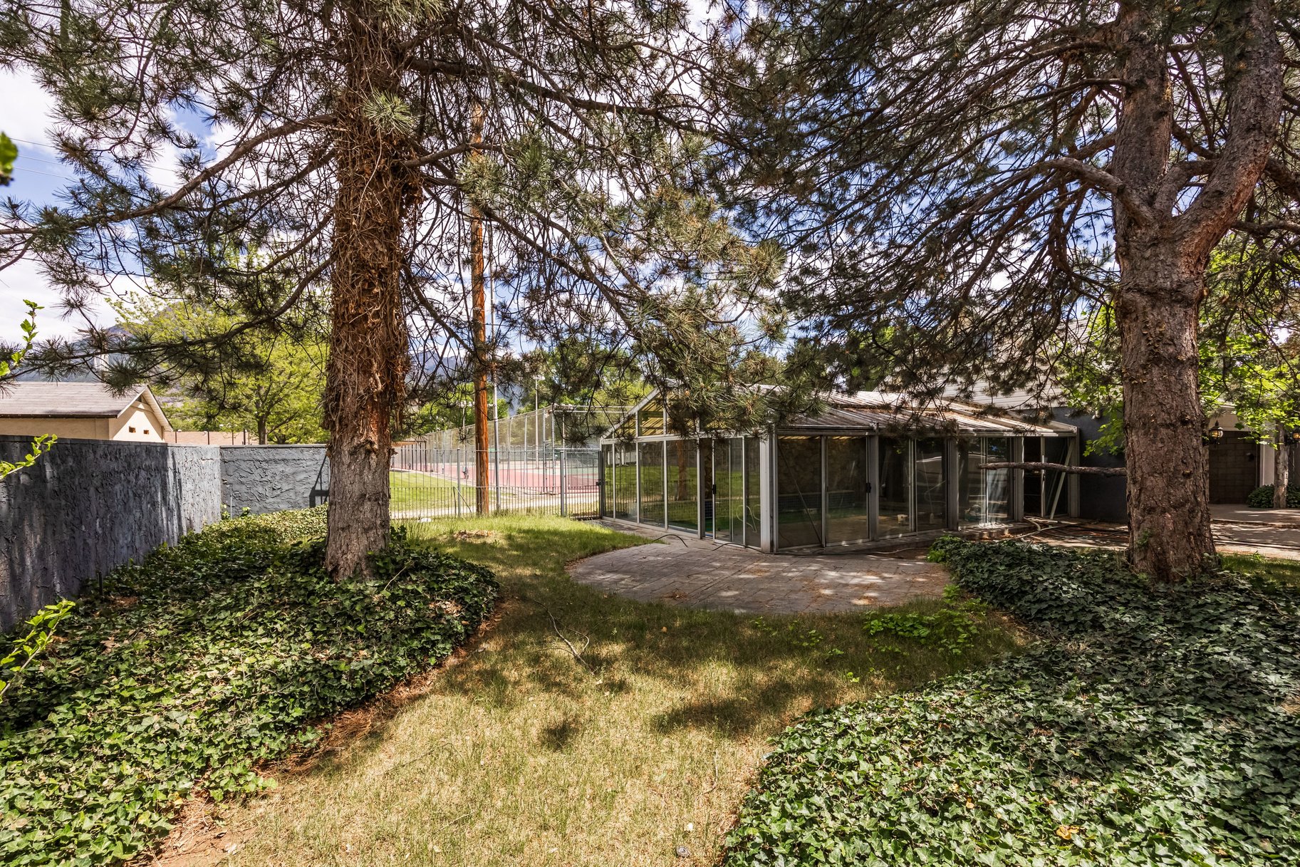  Timeless Holladay Opportunity Backing Cottonwood Club - 物件實景