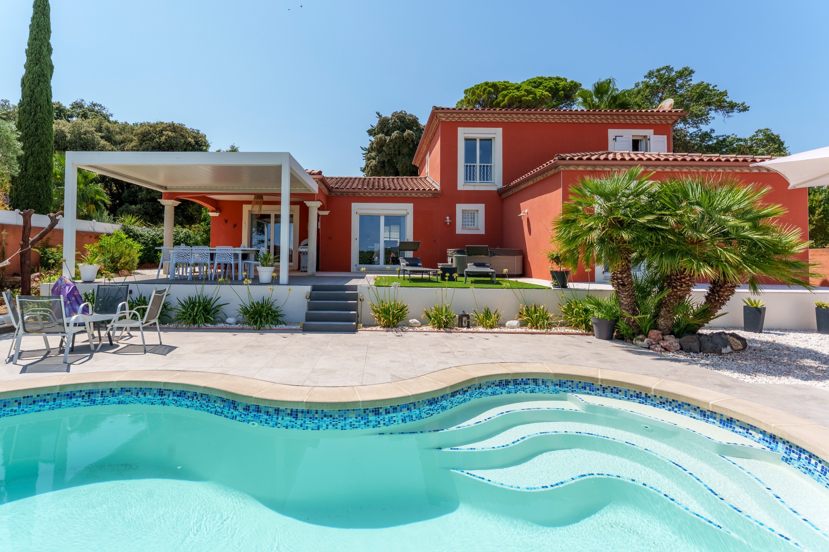  LIGHT-FILLED VILLA WITH POOL AND VINEYARD VIEWS - 物件實景