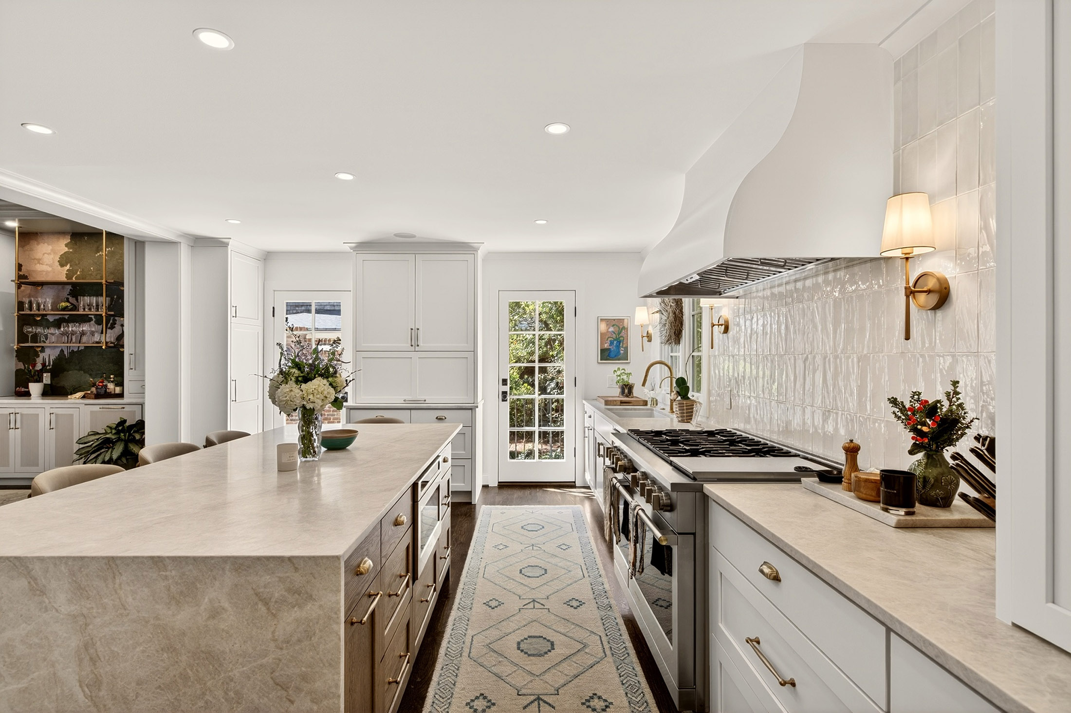  Exceptional Estate with Pool Nestled on 2+/- Private Acres Near Chastain Park - 物件實景