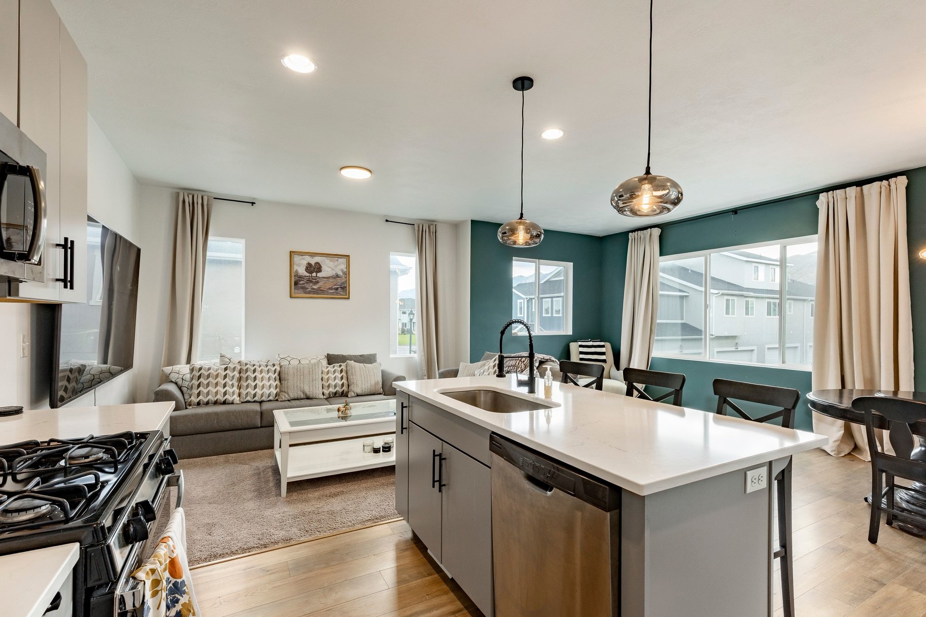  Clean and Updated End Unit Townhome - 物件實景