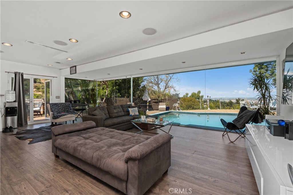 Los Angeles, California, 90068, United States, 2 Bedrooms Bedrooms, ,2 BathroomsBathrooms,Residential,For Sale,1918041