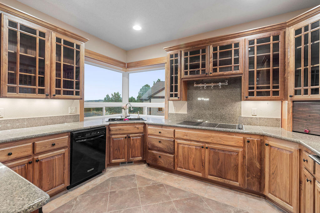 Prineville, Oregon, 97754, United States, 4 Bedrooms Bedrooms, ,3 BathroomsBathrooms,Residential,For Sale,1896038