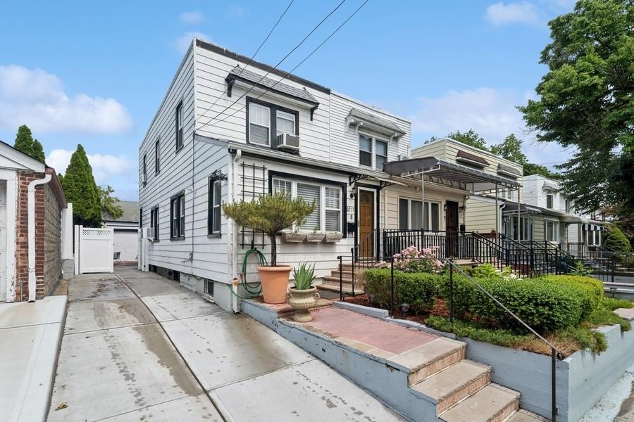 Bayside, New York, 11361, United States, 3 Bedrooms Bedrooms, ,2 BathroomsBathrooms,Residential,For Sale,1858297