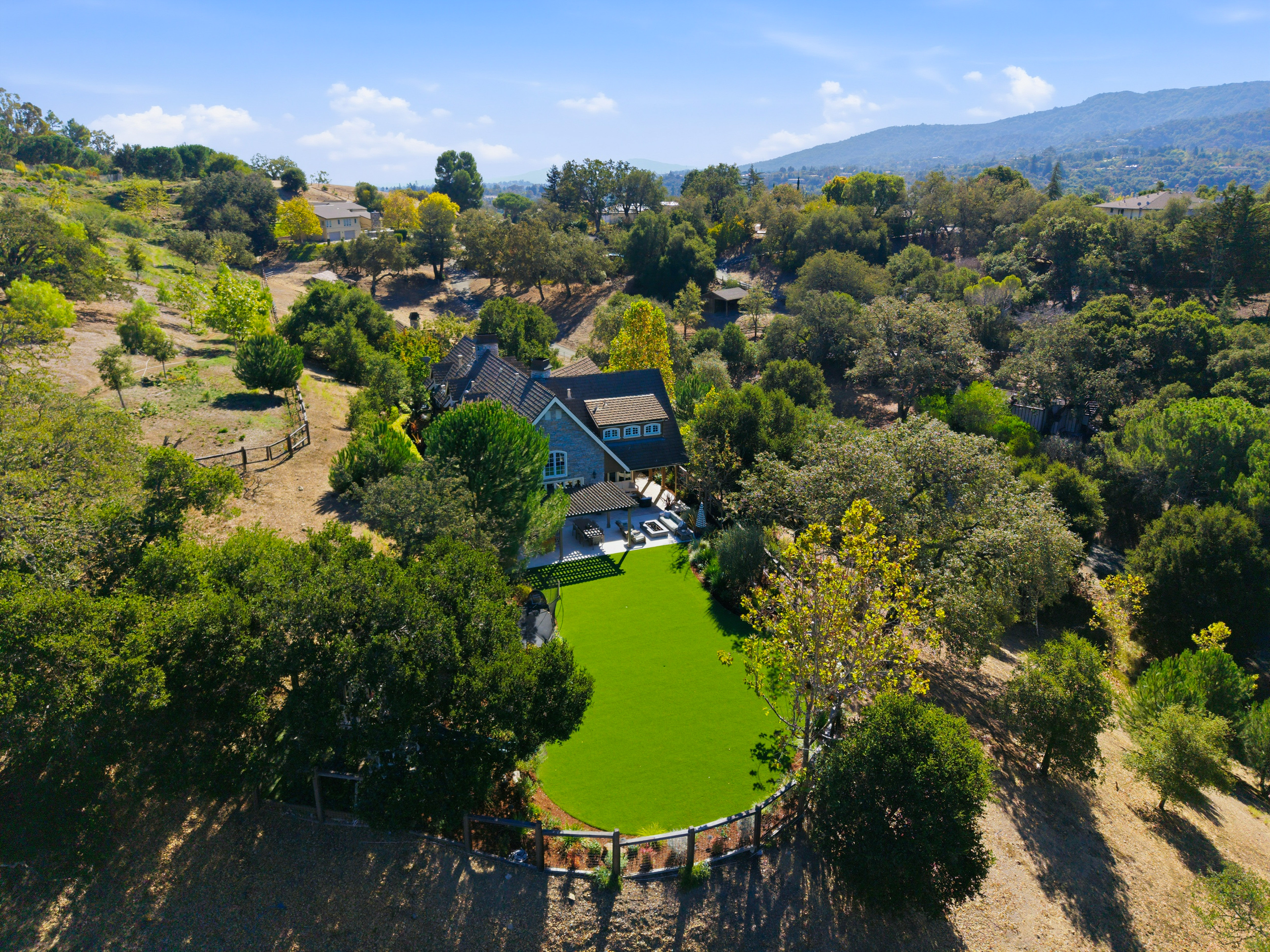  English Country Manor & Guest House on 1.7 Acres - 物件實景