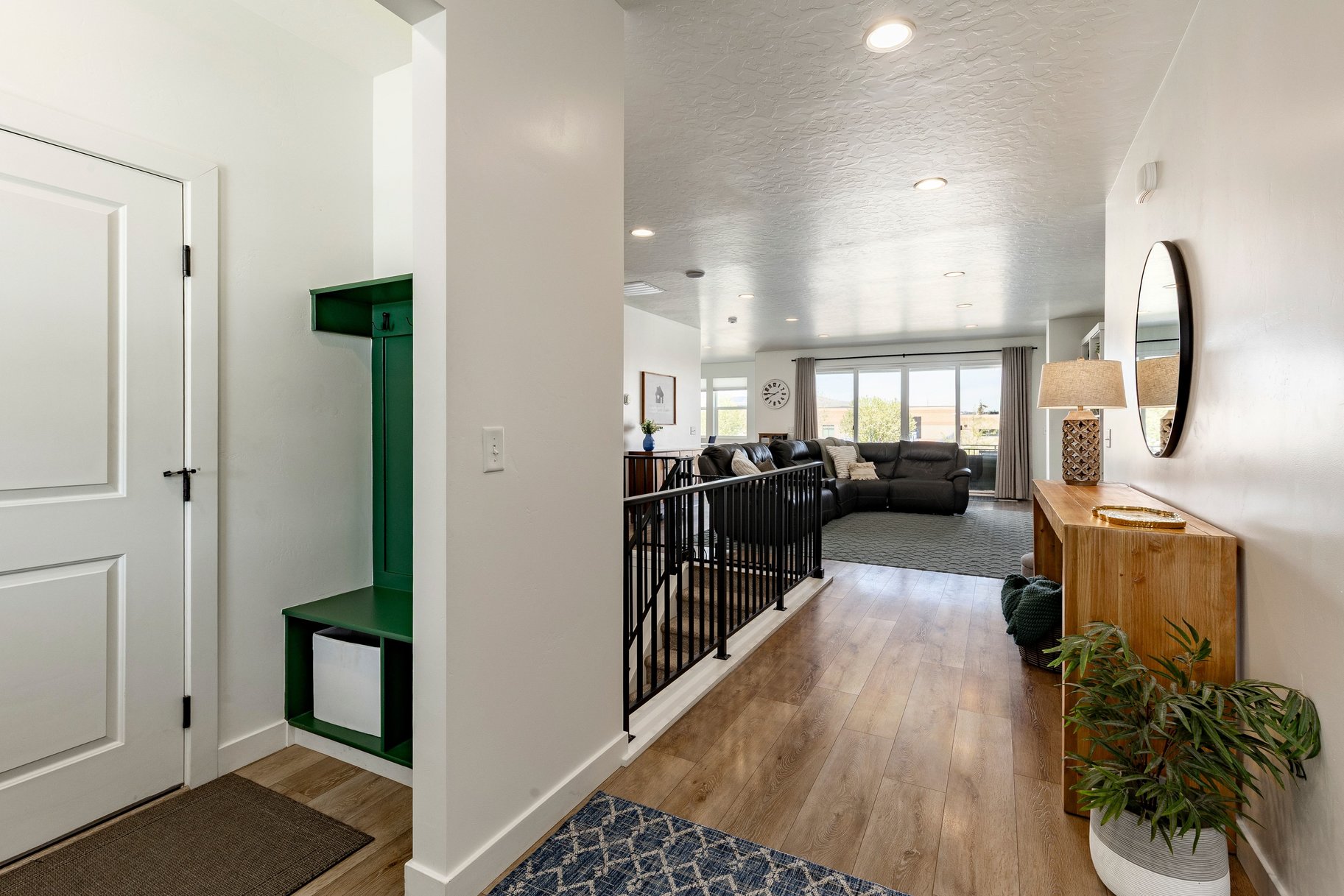  Spacious rambler with ADU. Open design and backyard made for living. - 物件實景
