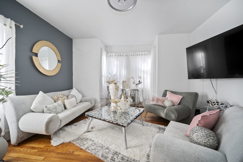 Lynn, Massachusetts, 01902, United States, 5 Bedrooms Bedrooms, ,3 BathroomsBathrooms,Residential,For Sale,1996647