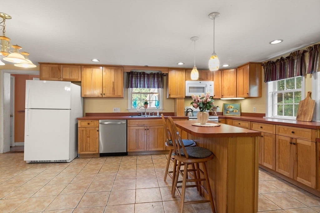 North Attleboro, Massachusetts, 02760, United States, 5 Bedrooms Bedrooms, ,2 BathroomsBathrooms,Residential,For Sale,1939439