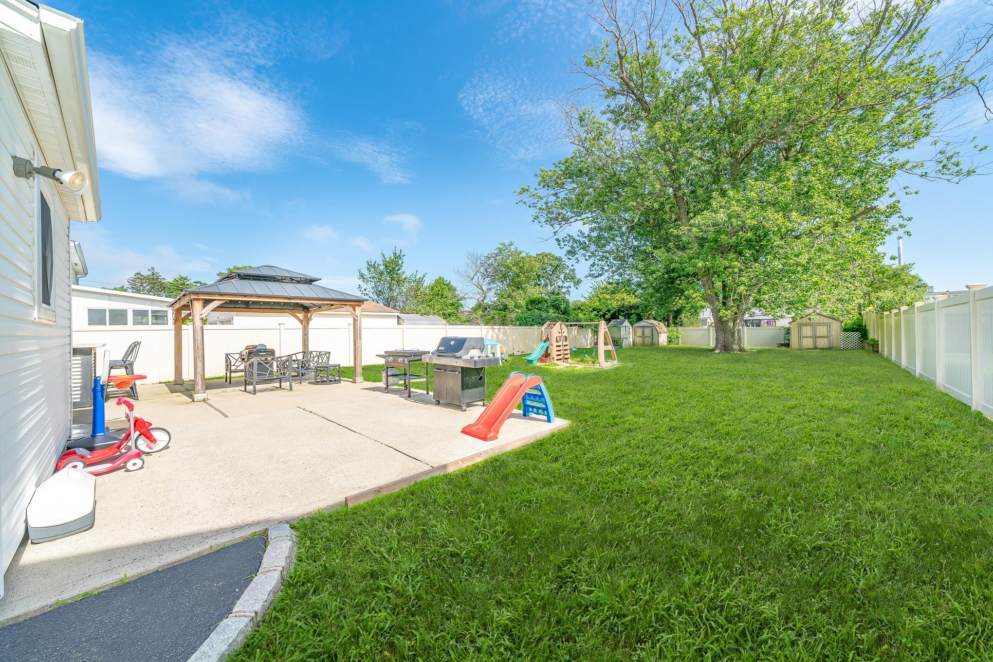 West Babylon, New York, 11704, United States, 3 Bedrooms Bedrooms, ,2 BathroomsBathrooms,Residential,For Sale,1887833
