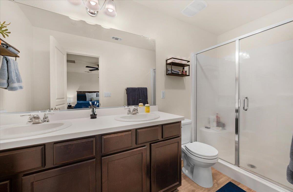 Fresno, California, 93722, United States, 5 Bedrooms Bedrooms, ,3 BathroomsBathrooms,Residential,For Sale,1982186