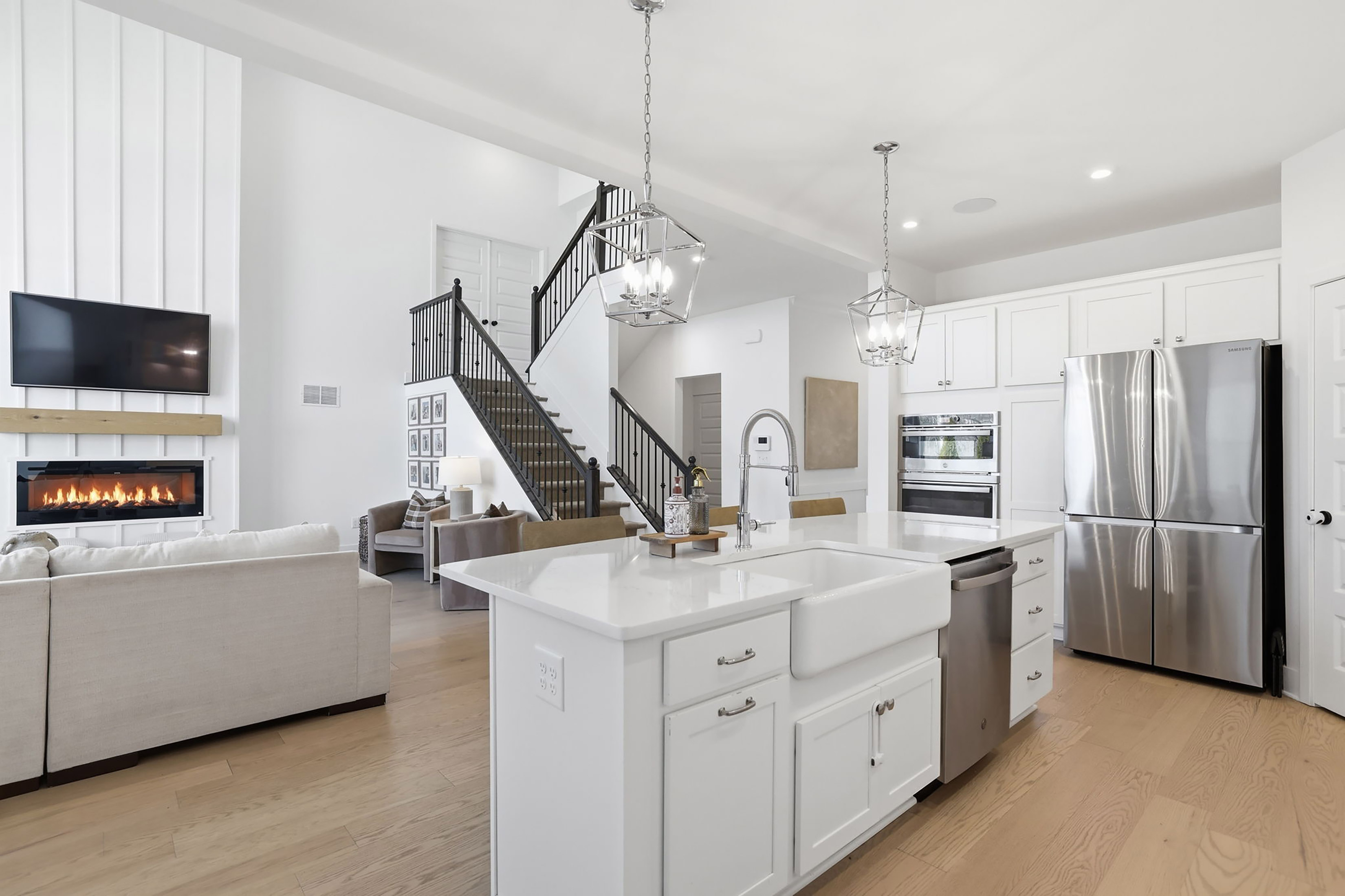  Stunning White Brick Modern Farmhouse Blends Timeless Charm with Elevated Design - 物件實景