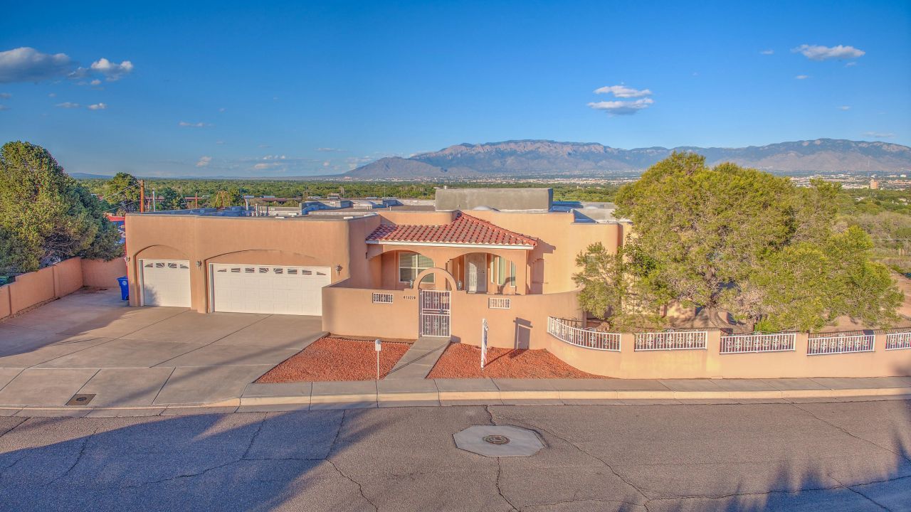 Albuquerque, New Mexico, 87105, United States, 3 Bedrooms Bedrooms, ,4 BathroomsBathrooms,Residential,For Sale,1947085