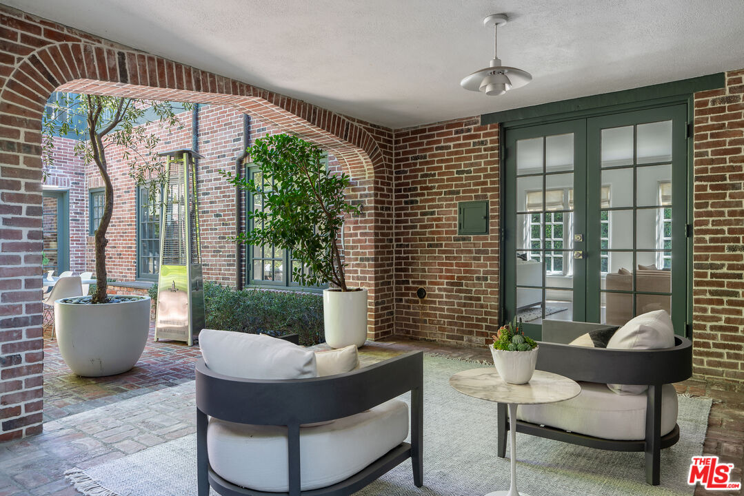 Los Angeles, California, 90020, United States, 5 Bedrooms Bedrooms, ,5 BathroomsBathrooms,Residential,For Sale,1939583