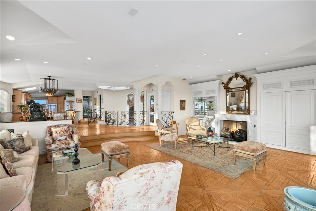 Newport Beach, California, 92661, United States, 4 Bedrooms Bedrooms, ,5 BathroomsBathrooms,Residential,For Sale,1875430