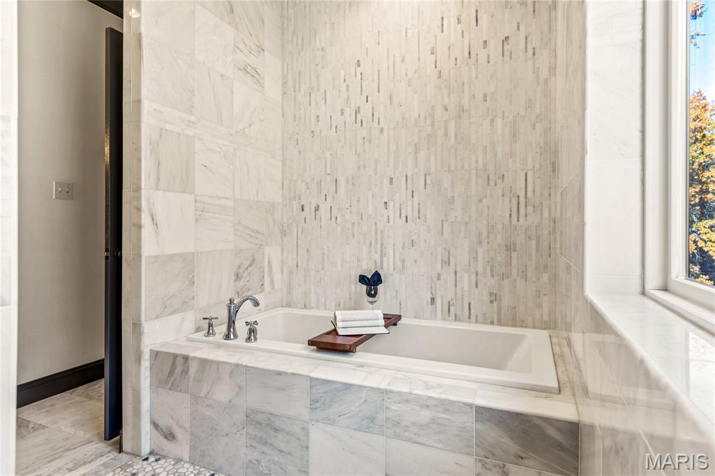 University City, Missouri, 63105, United States, 4 Bedrooms Bedrooms, ,5 BathroomsBathrooms,Residential,For Sale,1989585