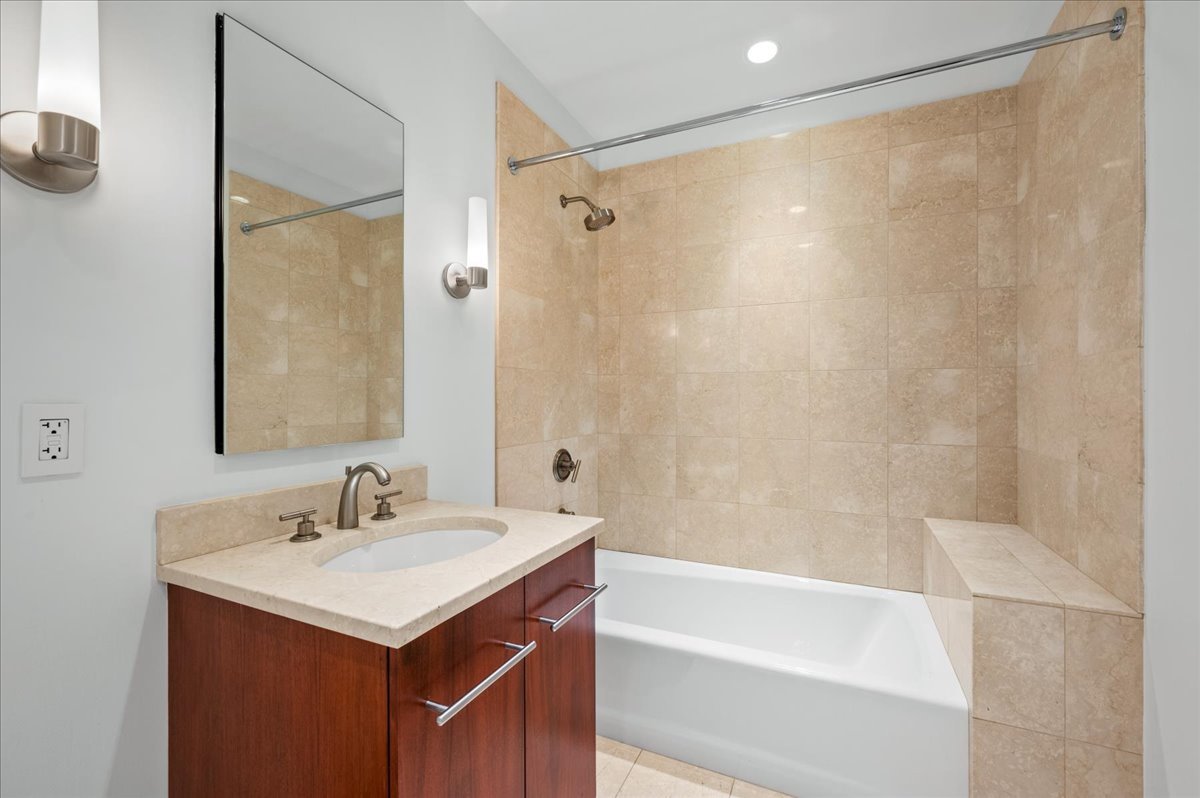 Chicago, Illinois, 60611, United States, 2 Bedrooms Bedrooms, ,3 BathroomsBathrooms,Residential,For Sale,1927398