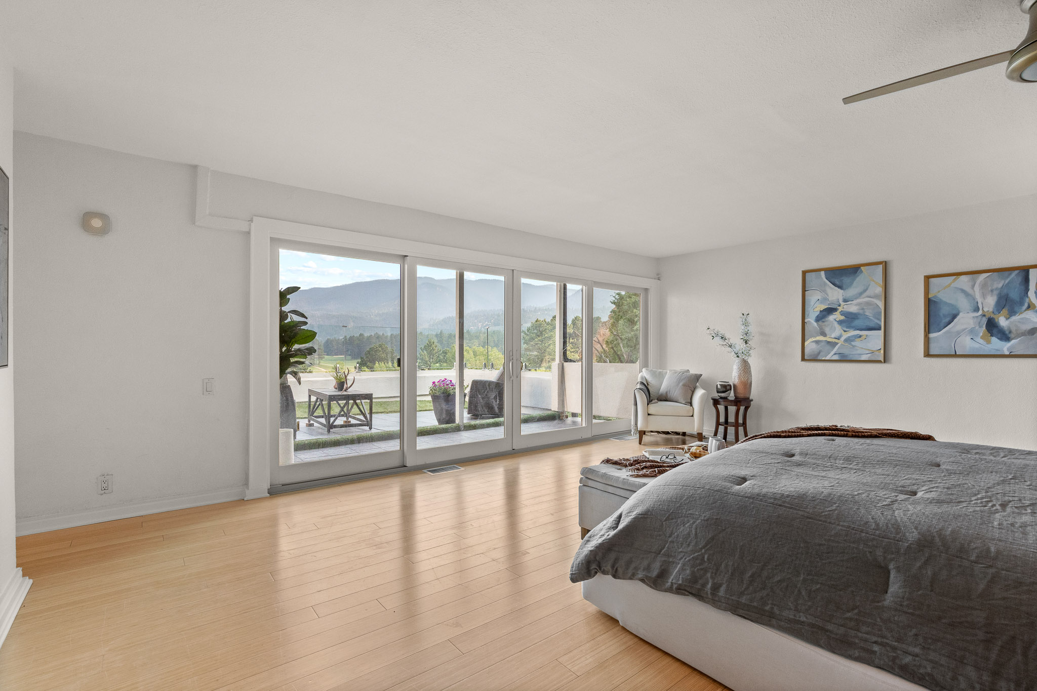  Set against the red rocks of Perry Park with a bold white stucco exterior - 物件實景