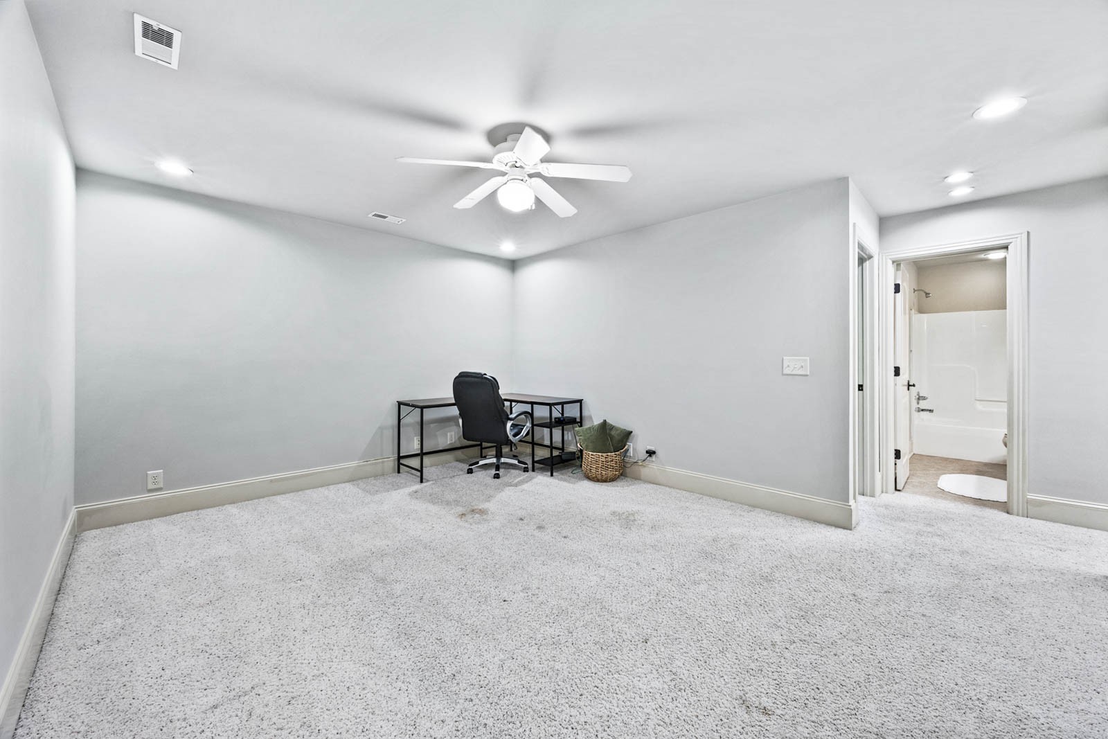 Clarksville, Tennessee, 37043, United States, 4 Bedrooms Bedrooms, ,5 BathroomsBathrooms,Residential,For Sale,1825421