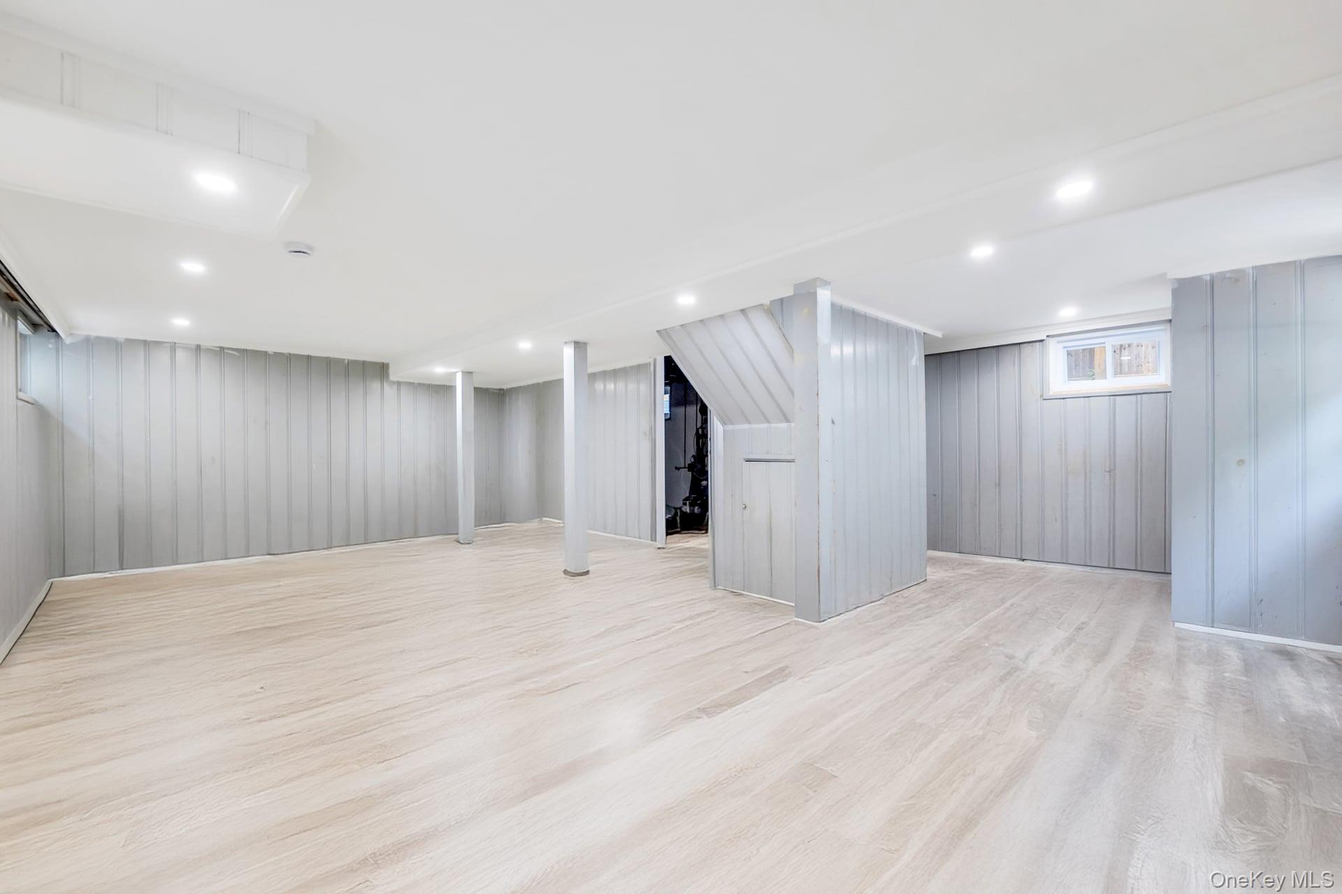 Port Washington, New York, 11050, United States, 3 Bedrooms Bedrooms, ,2 BathroomsBathrooms,Residential,For Sale,1882705
