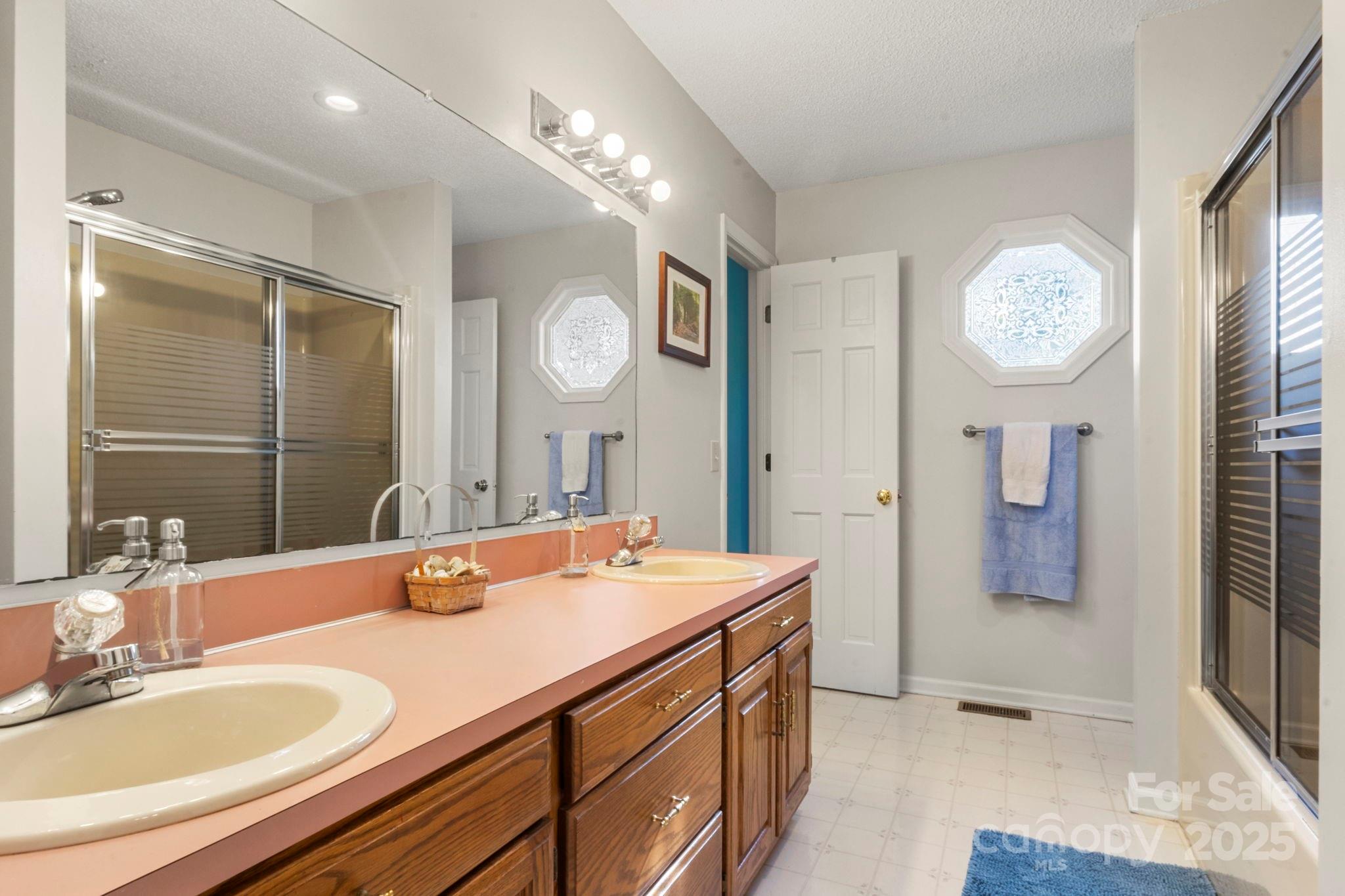 Lincolnton, North Carolina, 28092, United States, 4 Bedrooms Bedrooms, ,3 BathroomsBathrooms,Residential,For Sale,1989140