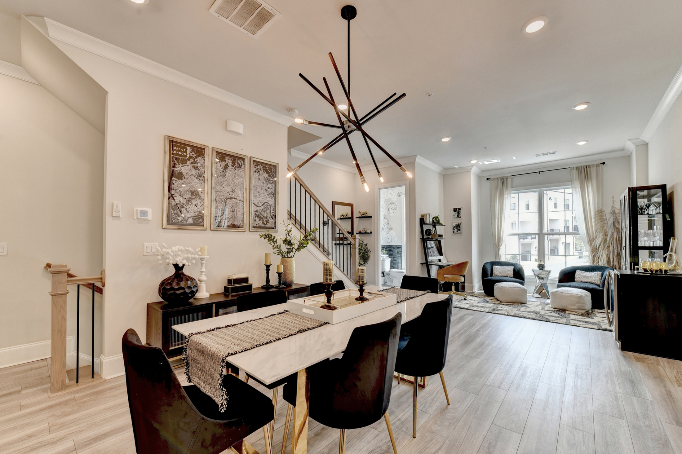  Welcome Home to this Magnificent Three-Story Townhome - 物件實景