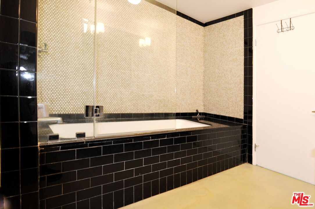 Los Angeles, California, 90014, United States, 1 Bedroom Bedrooms, ,1 BathroomBathrooms,Residential,For Sale,1777203