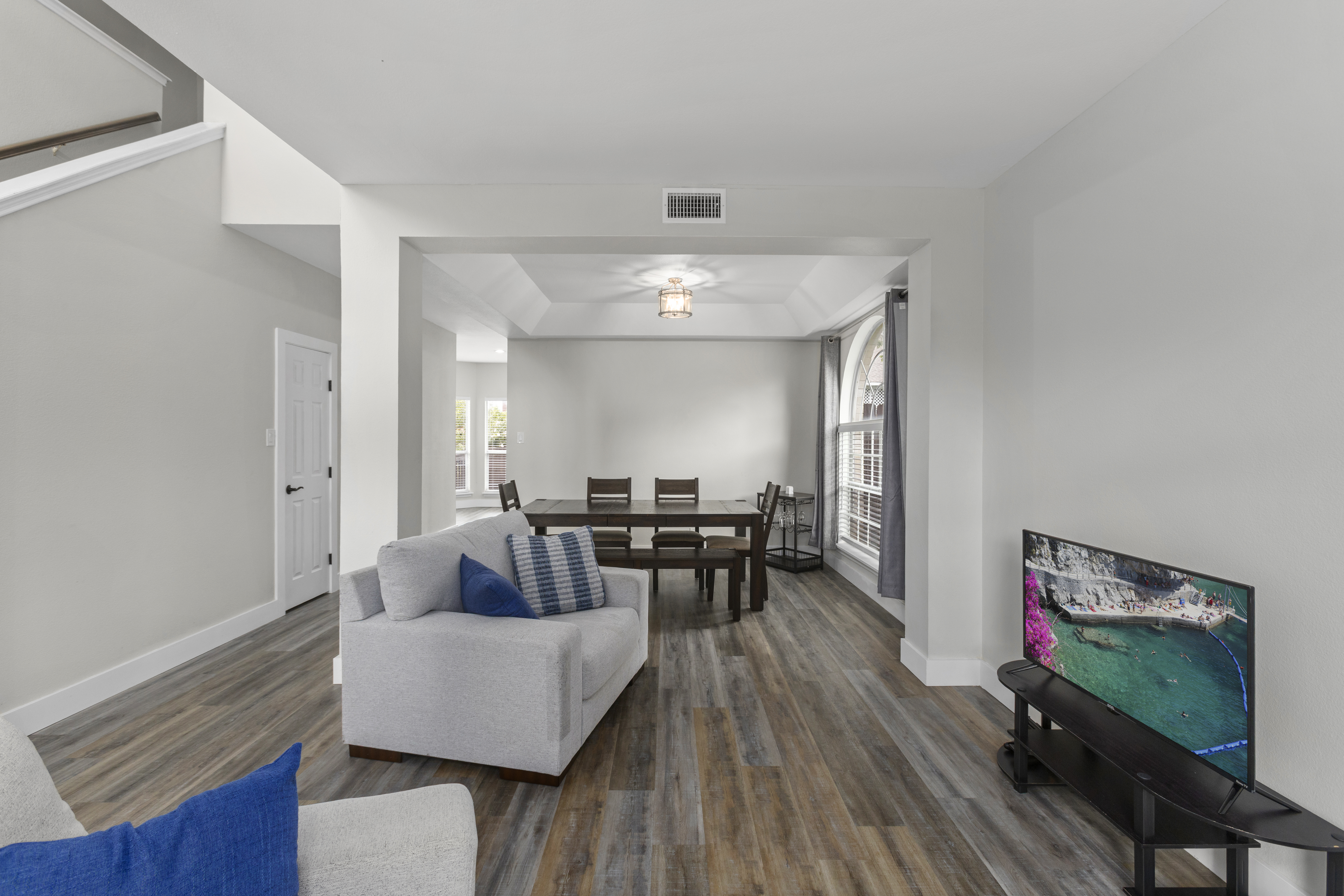  Modern Updates and Generous Living Spaces - 物件實景