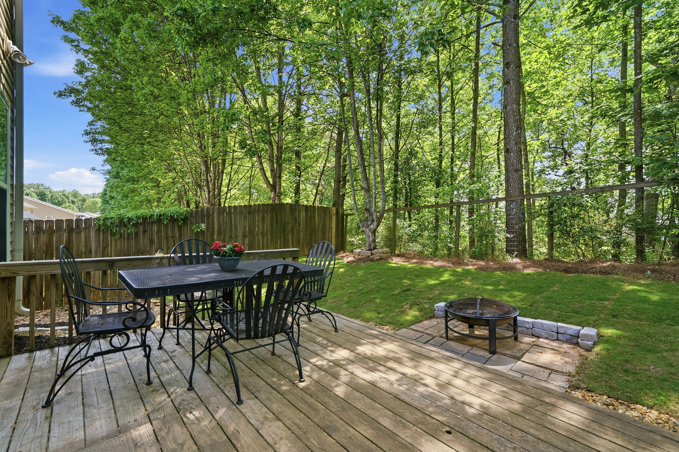  Located in the Sought-After and Low-Maintenance Enclave at Holly Mill Community - 物件實景