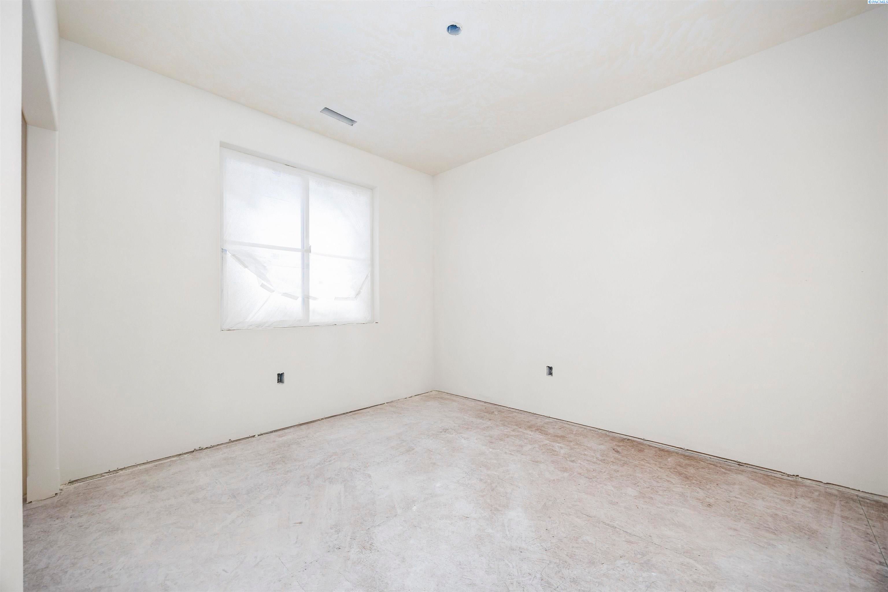 Kennewick, Washington, 99337, United States, 4 Bedrooms Bedrooms, ,1 BathroomBathrooms,Residential,For Sale,1980890