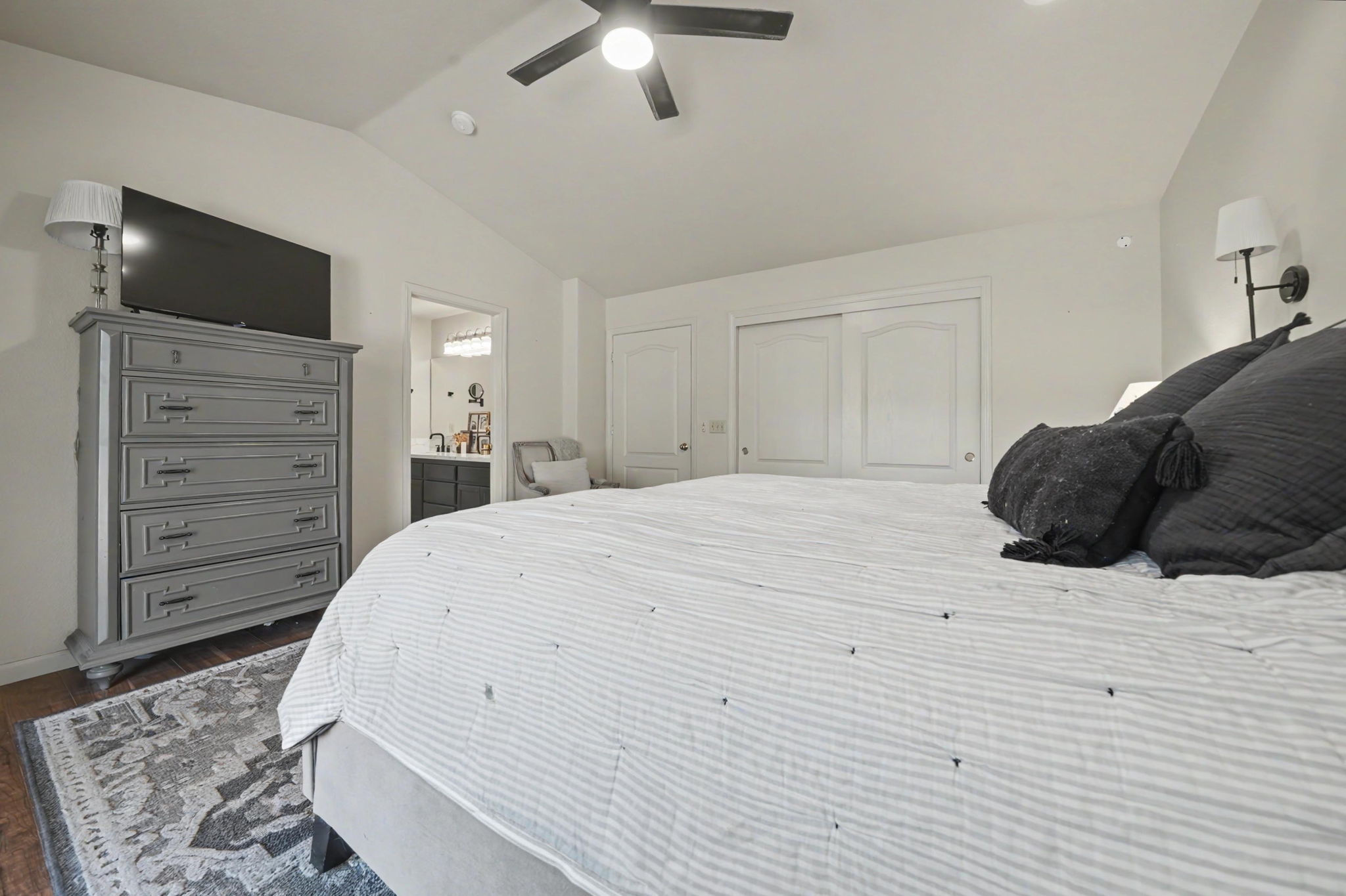  Quiet Cul-de-Sac Living with Views, Modern Updates - 物件實景