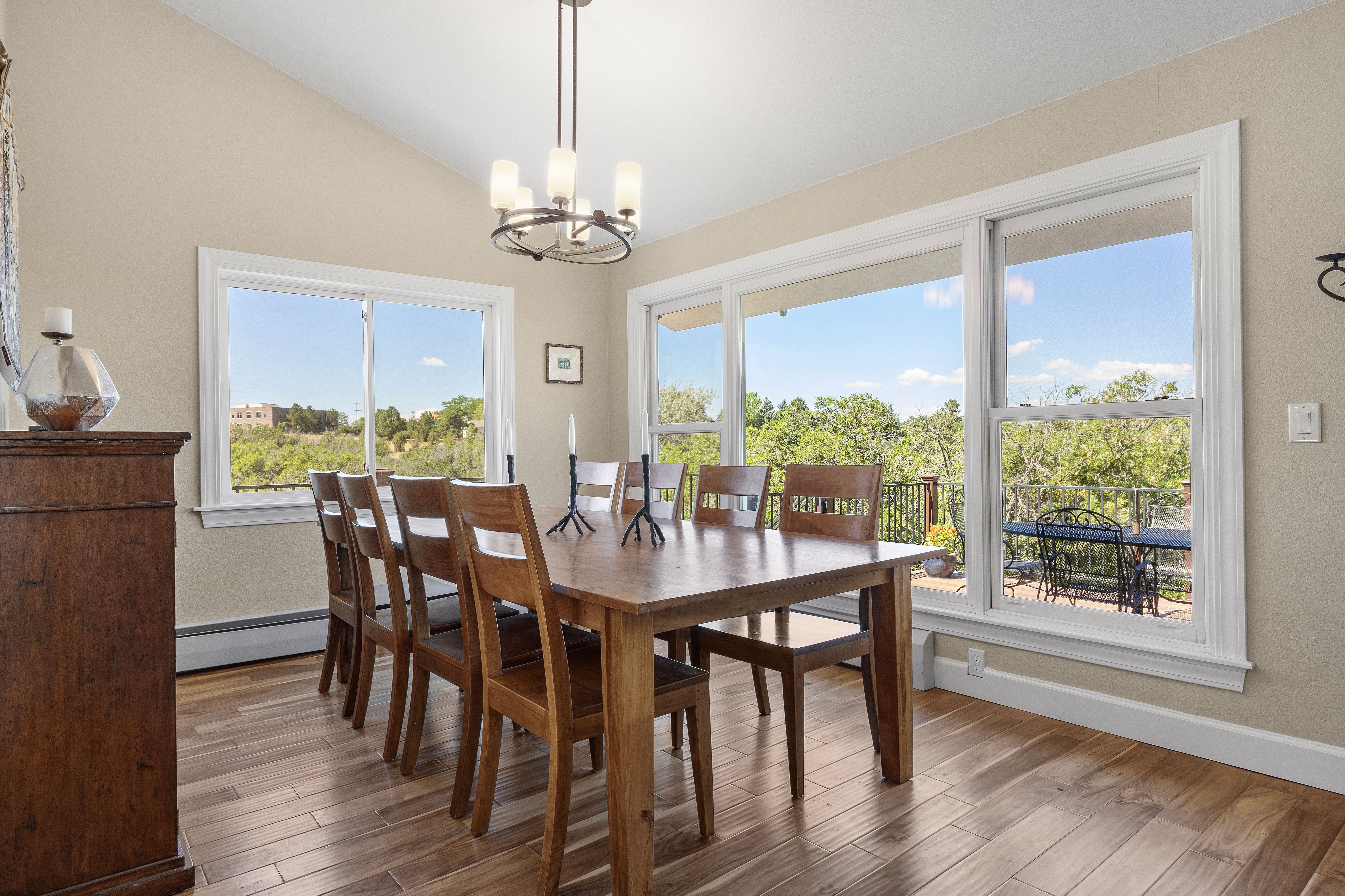  Extensively Renovated 4 Bedroom  4 Bathroom In Highly Desirable Charter Oaks - 物件實景