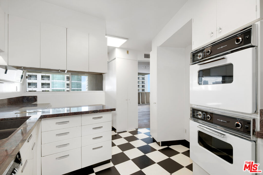 Los Angeles, California, 90024, United States, 2 Bedrooms Bedrooms, ,3 BathroomsBathrooms,Residential,For Sale,1817852