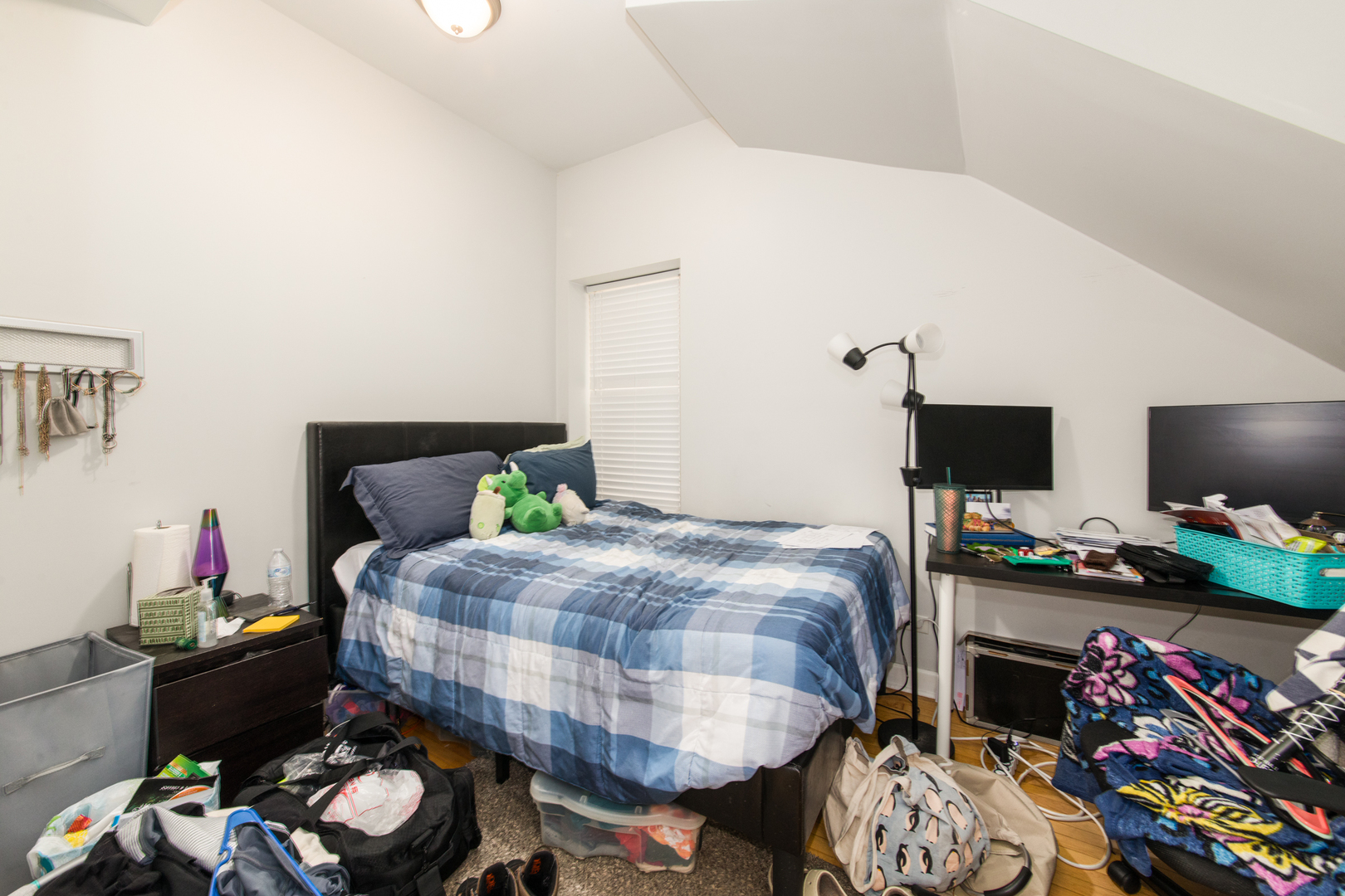 Chicago, Illinois, 60618, United States, 4 Bedrooms Bedrooms, ,2 BathroomsBathrooms,Residential,For Sale,1917452