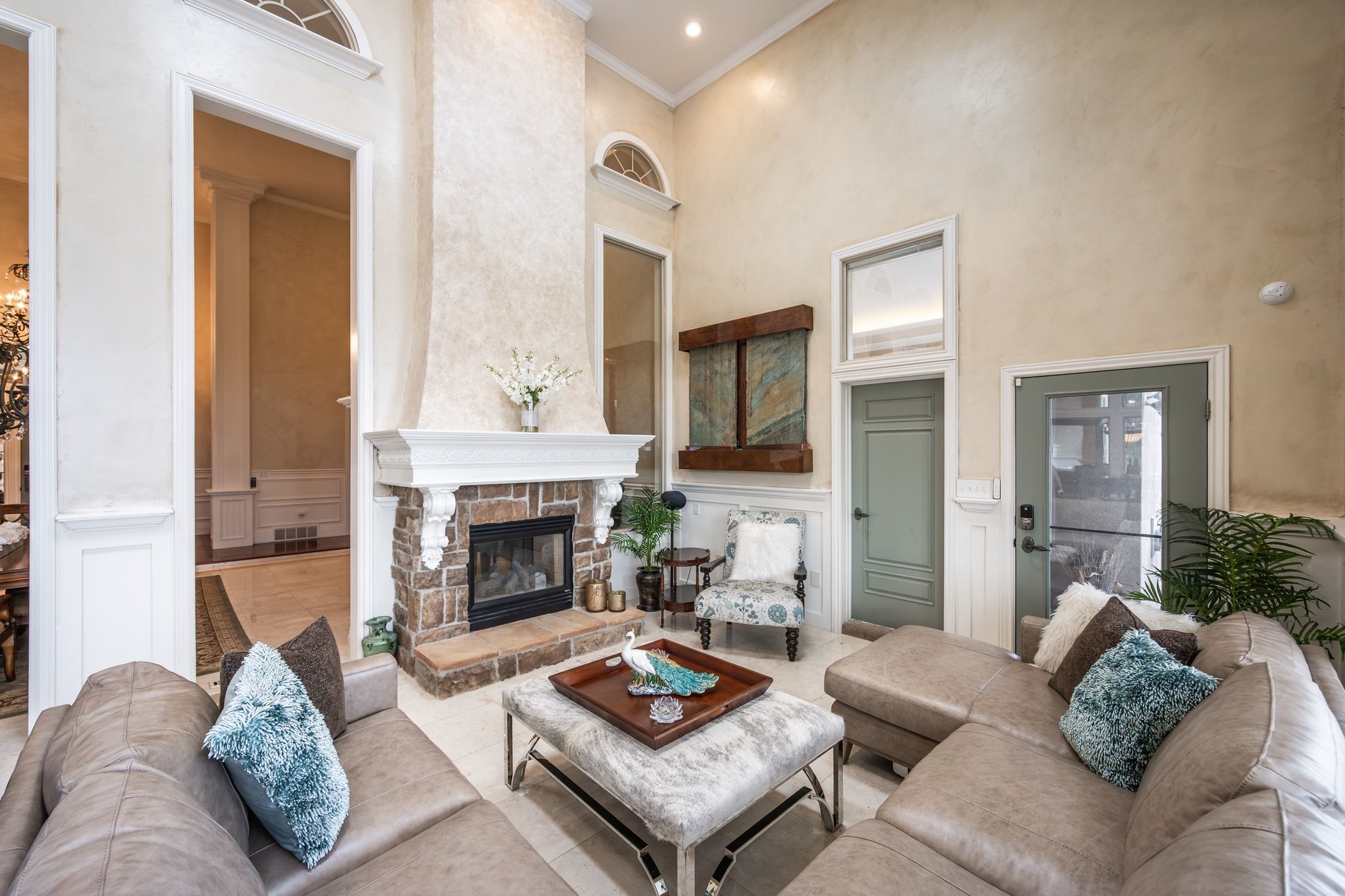 Stately Gated-Community Estate on Nearly Half an Acre: Vaulted Ceilings, Valley - 物件實景