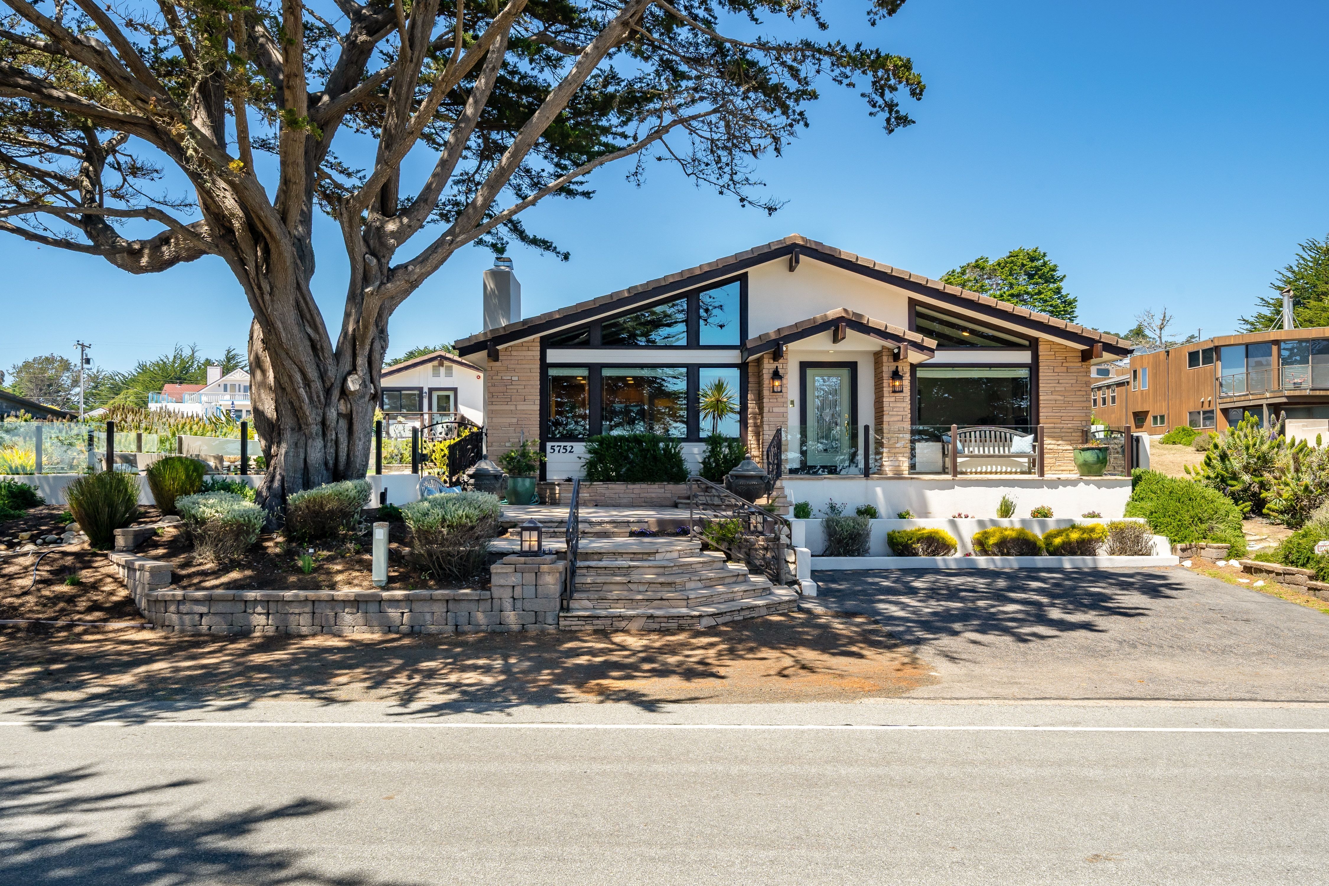  Rare Single-Level Oceanfront Retreat on World-Famous Moonstone Beach - 物件實景