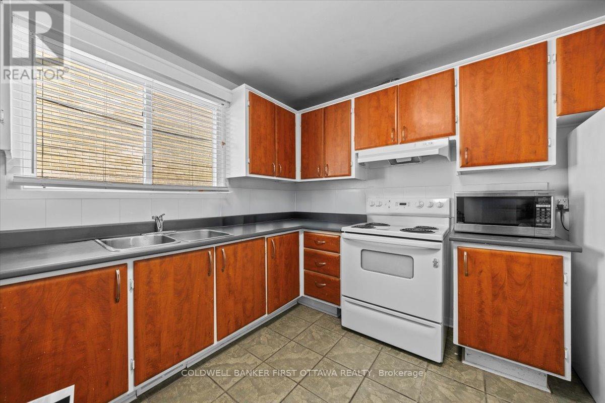 Ottawa, Ontario, K2B 6B9, CA, 7 Bedrooms Bedrooms, ,3 BathroomsBathrooms,Residential,For Sale,1903651