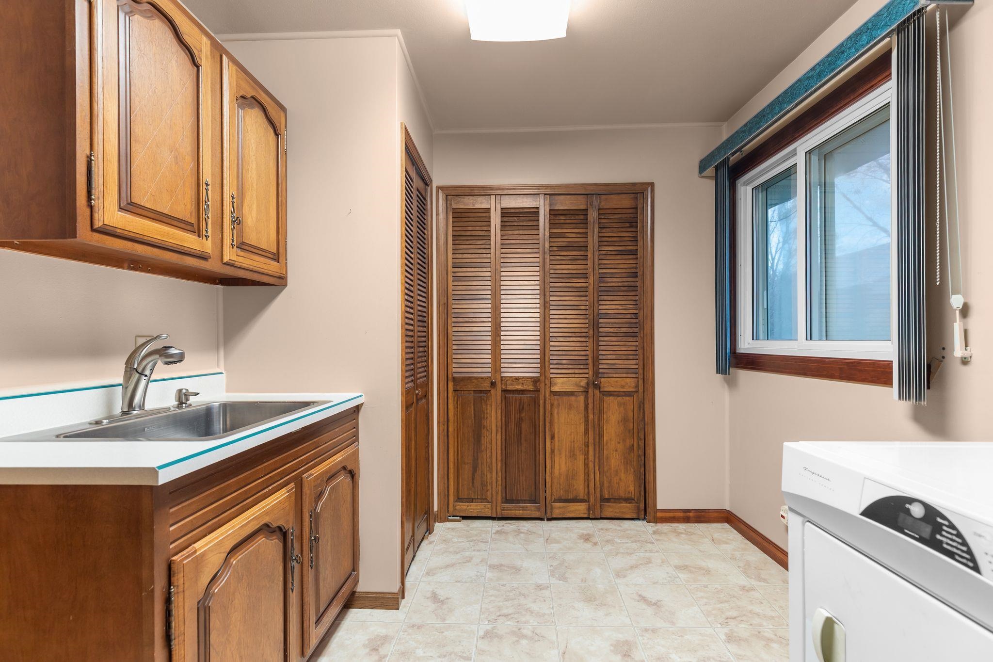 MENASHA, Wisconsin, 54942, United States, 4 Bedrooms Bedrooms, ,2 BathroomsBathrooms,Residential,For Sale,1996983