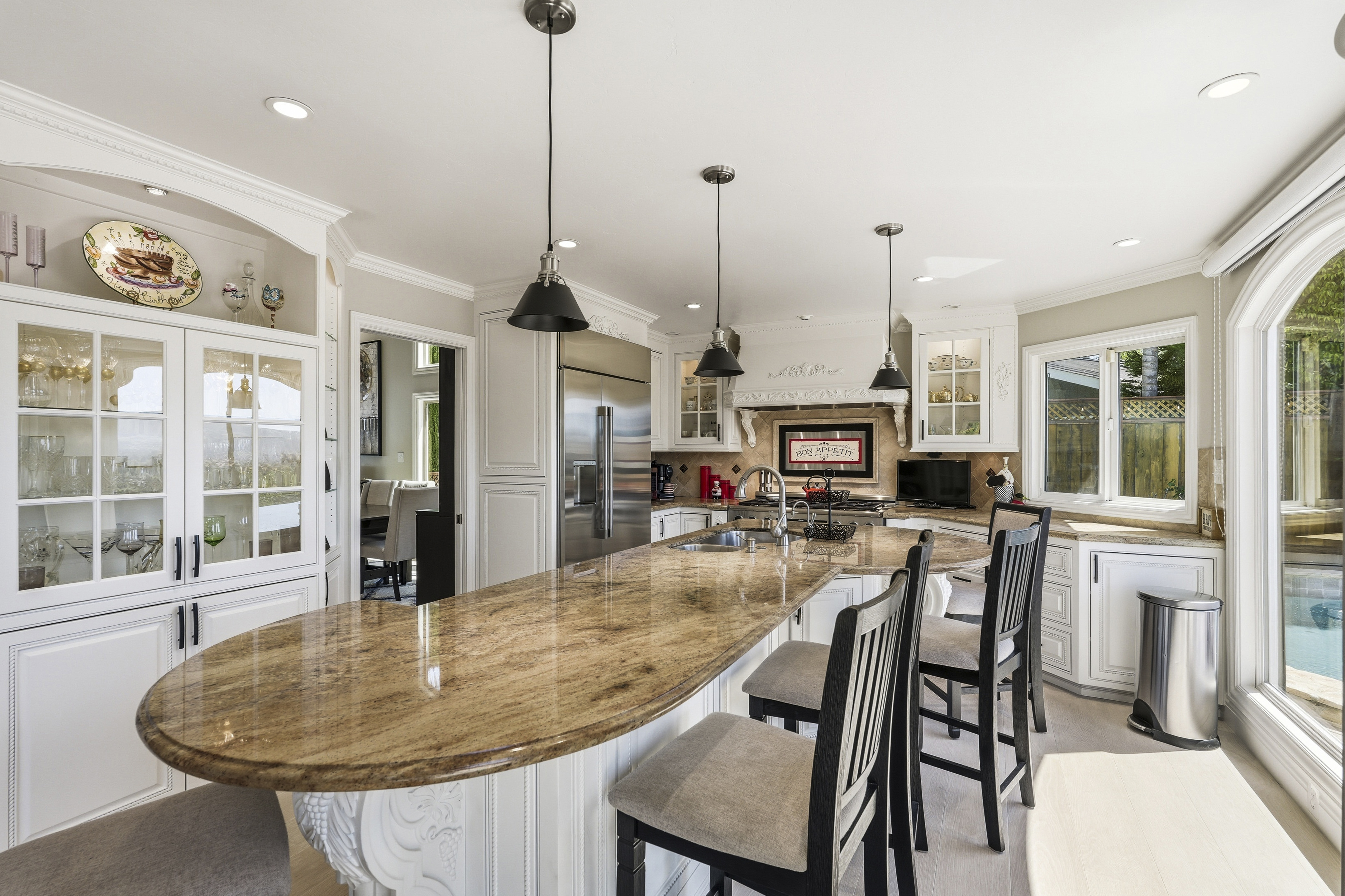  Million Dollar Views and Timeless Elegance in This Exceptional Residence - 物件實景