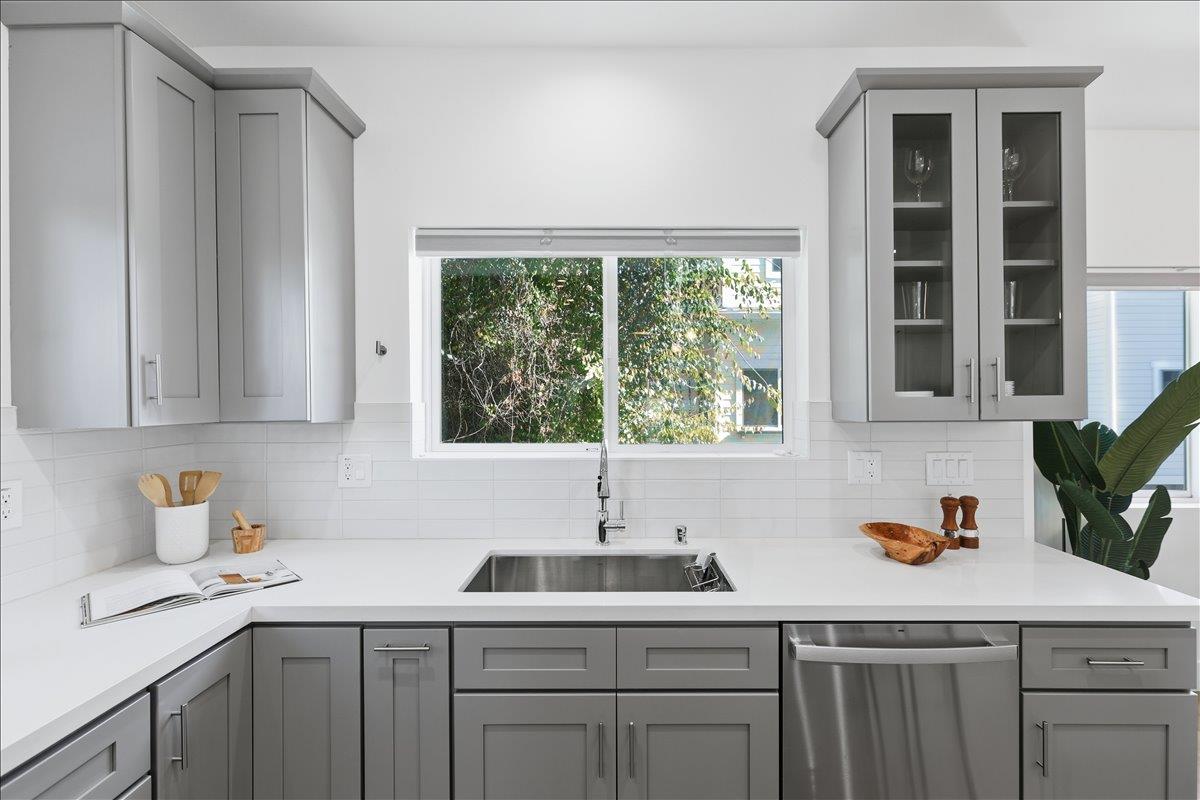 Mountain View, California, 94043, United States, 4 Bedrooms Bedrooms, ,4 BathroomsBathrooms,Residential,For Sale,1989678