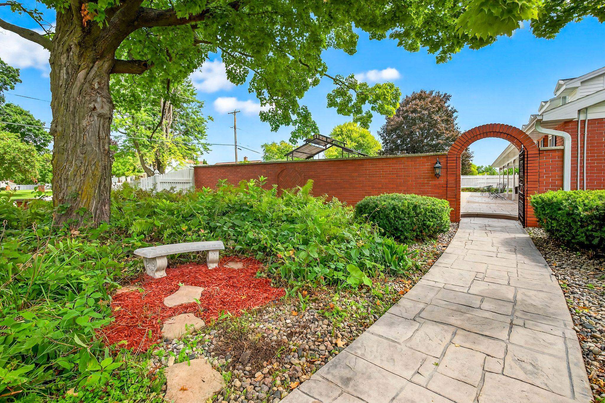 Hortonville, Wisconsin, 54944-9435, United States, 5 Bedrooms Bedrooms, ,4 BathroomsBathrooms,Residential,For Sale,1977478