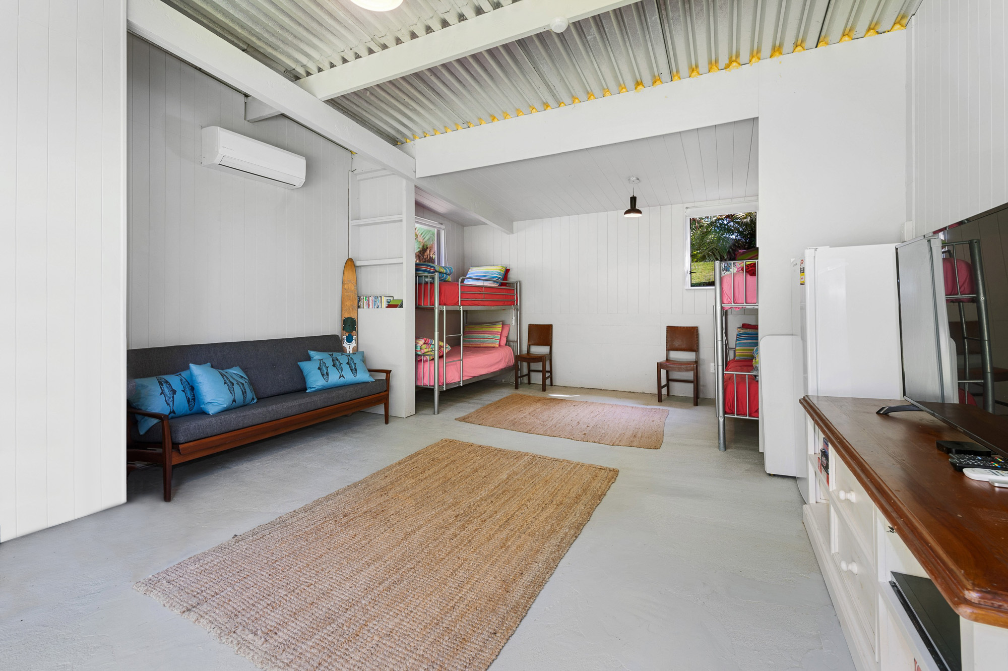  Mid-Century Design, Timeless Lakefront Living - 物件實景