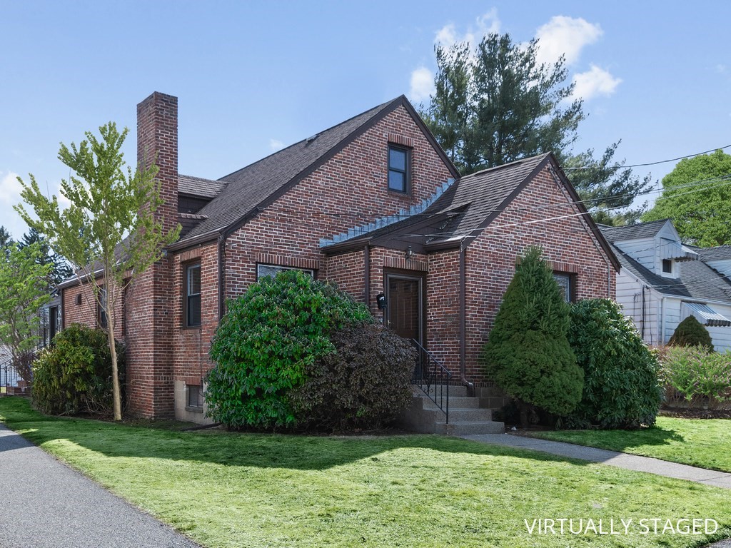 Waltham, Massachusetts, 02453, United States, 5 Bedrooms Bedrooms, ,3 BathroomsBathrooms,Residential,For Sale,1744769