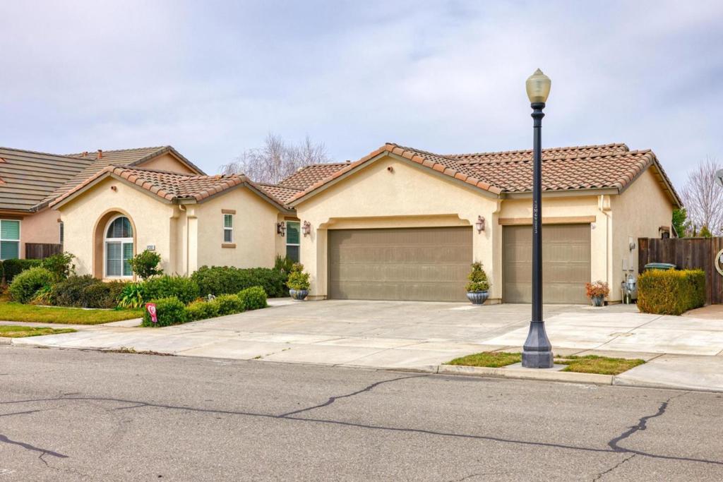 Oakdale, California, 95361, United States, 4 Bedrooms Bedrooms, ,2 BathroomsBathrooms,Residential,For Sale,1981612