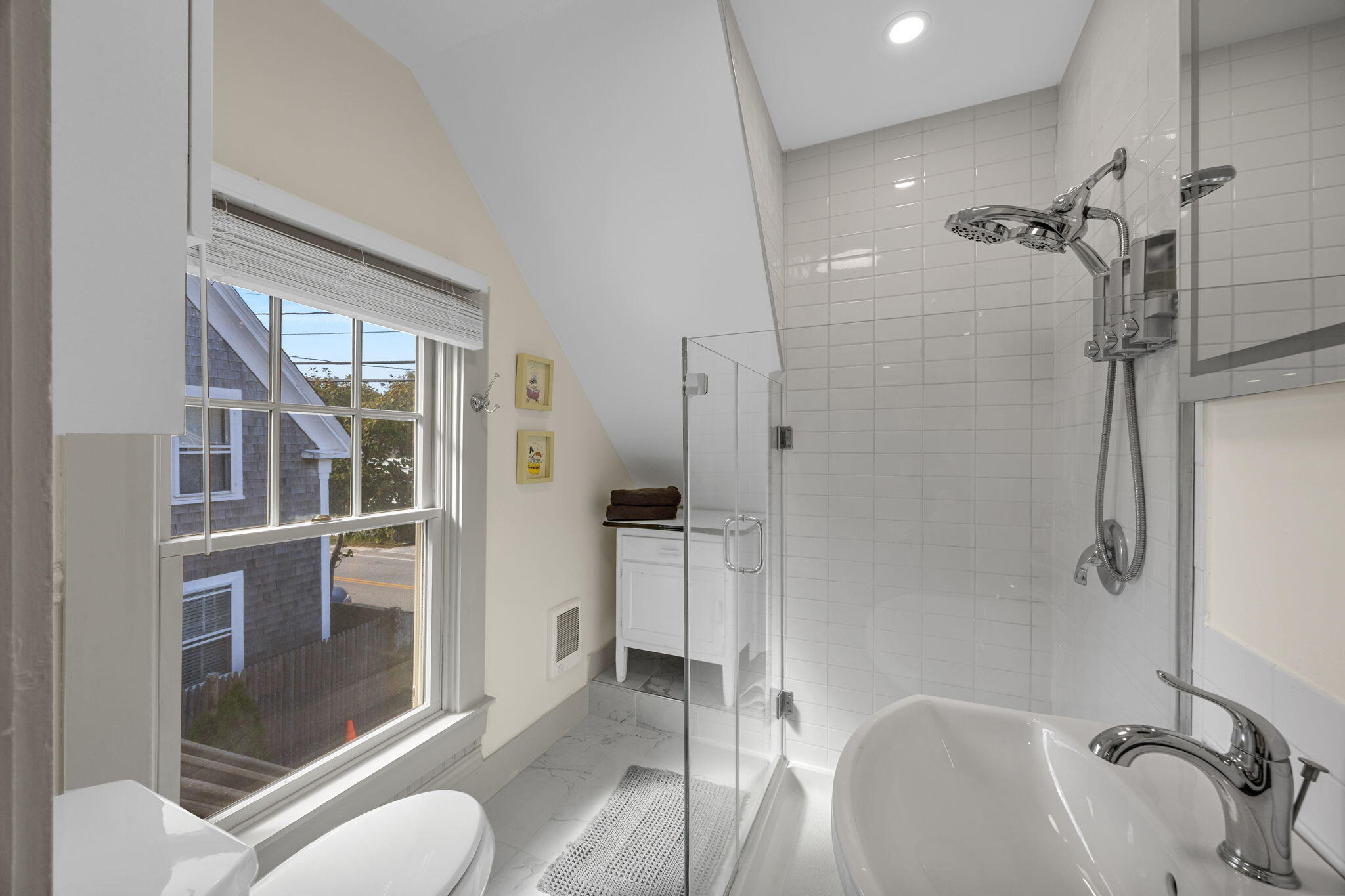  Soaring Ceilings, Two Private Decks & a Fresh Take on East End Living - 物件實景