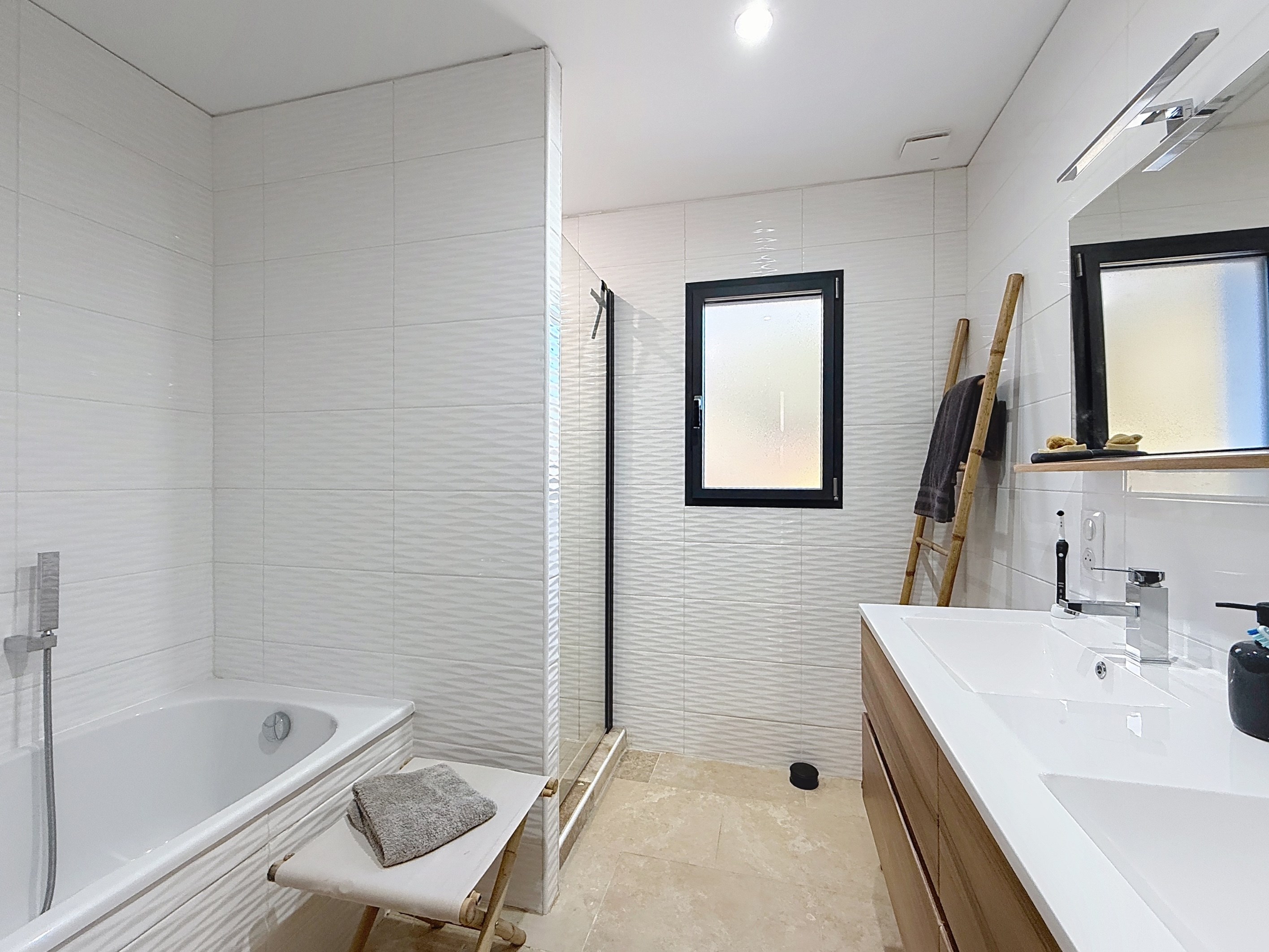  Elegant single-level contemporary villa with swimming pool and landscaped garde… - 物件實景