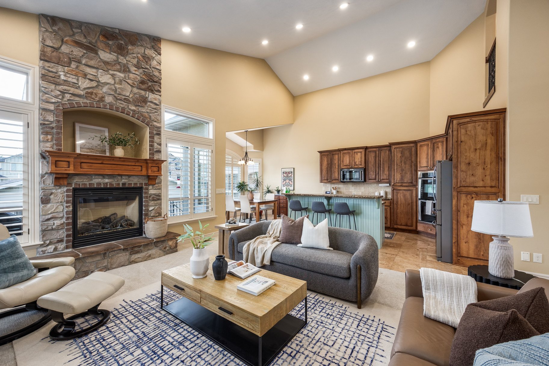  Beautifully Designed Home with a Main-Level Primary & Inviting Outdoor Spaces - 物件實景