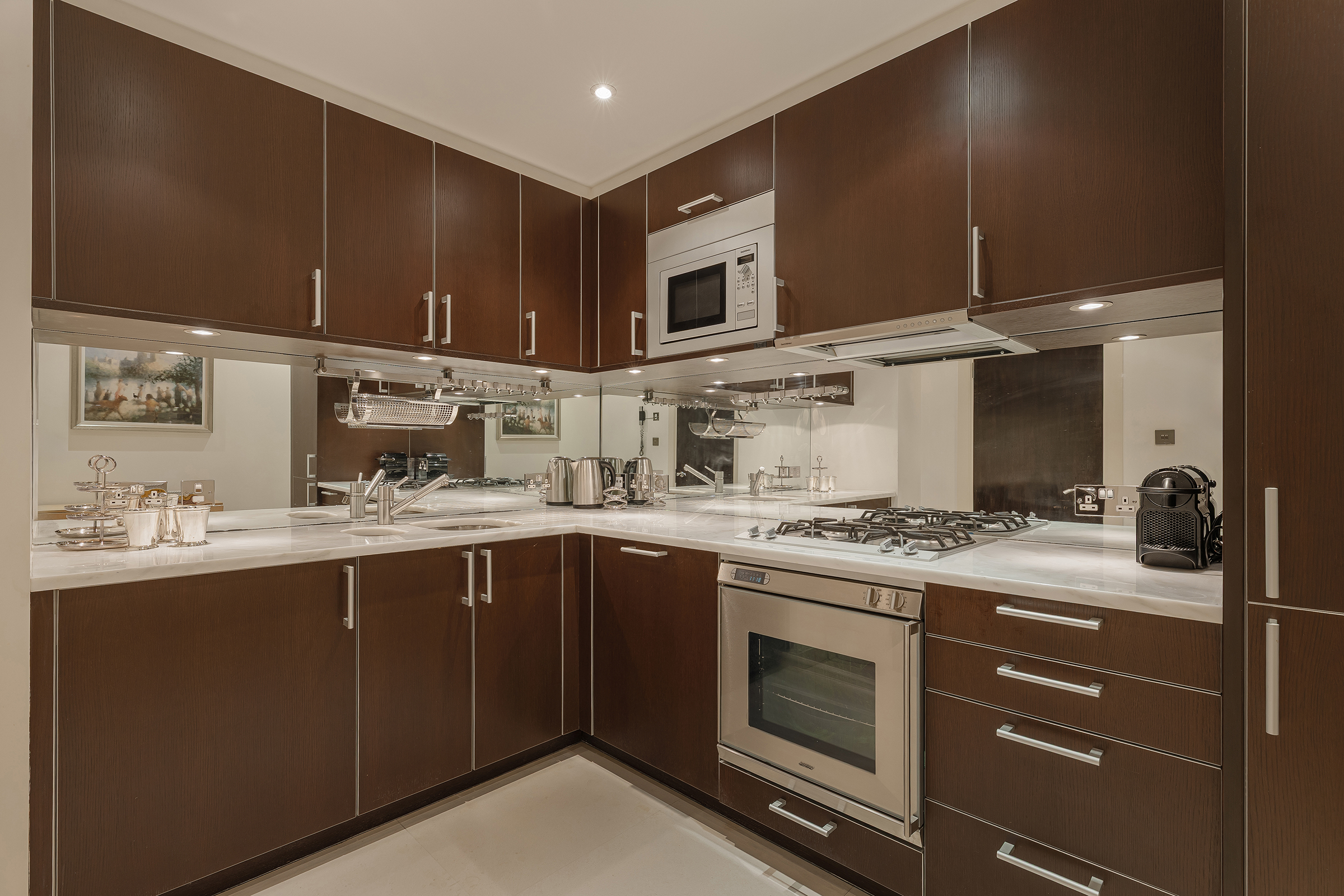  A Light-Filled Apartment with Exceptional Residents