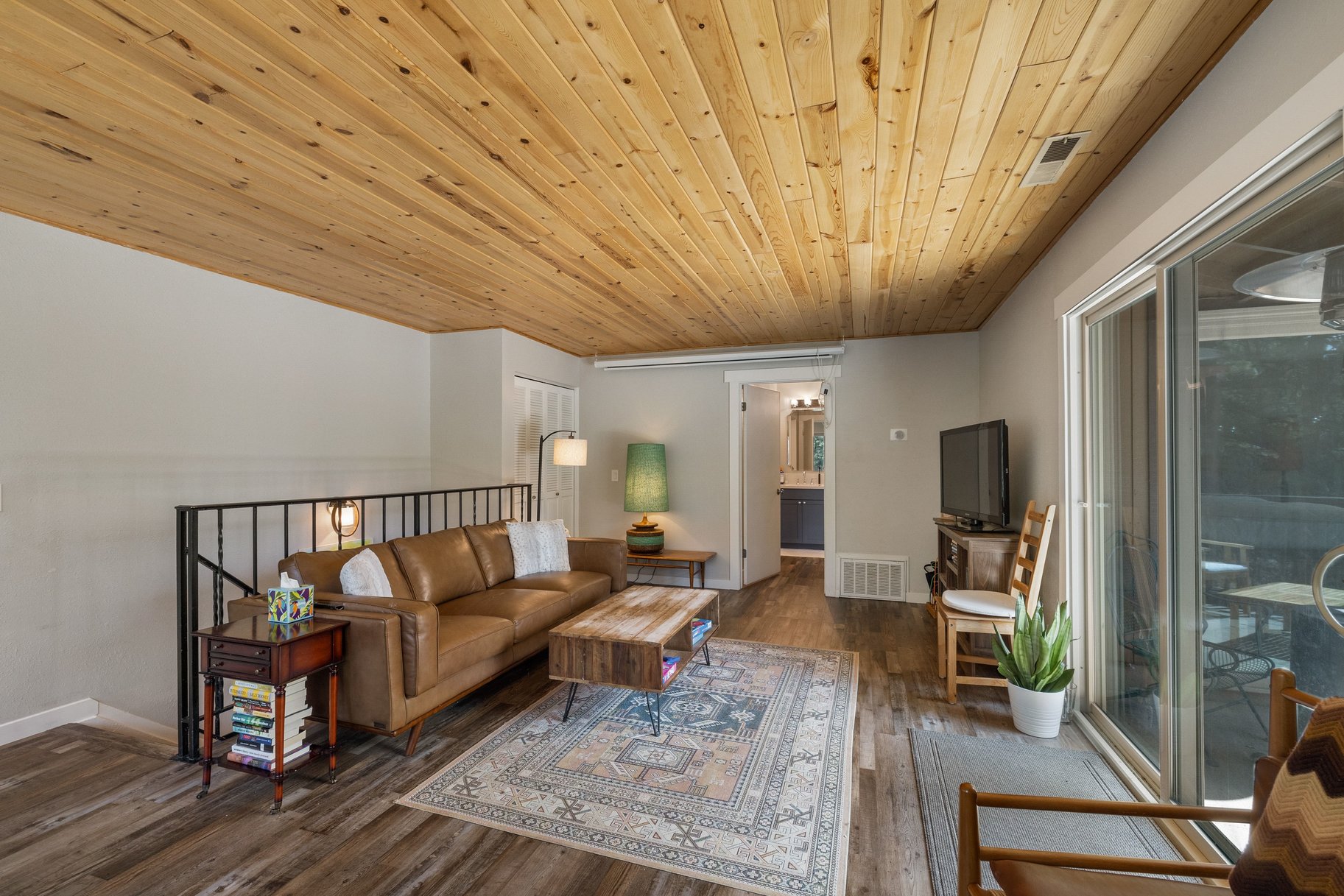 Expansive Nevada-Side Tahoe Retreat in Coveted Lake Village Setting - 物件實景